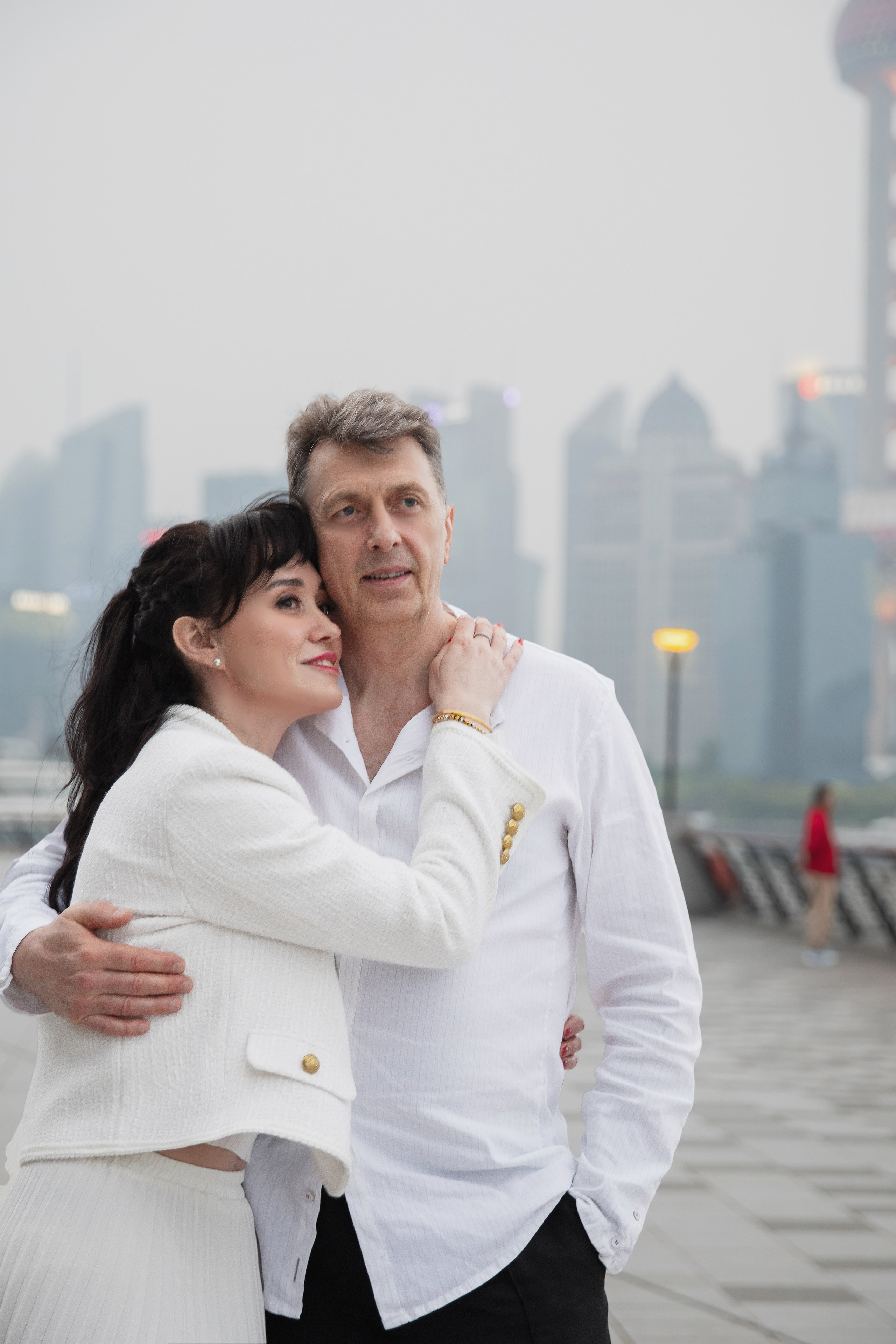 Фото пары на фоне знаменитых небоскребов Шанхая на набережной Вайтань