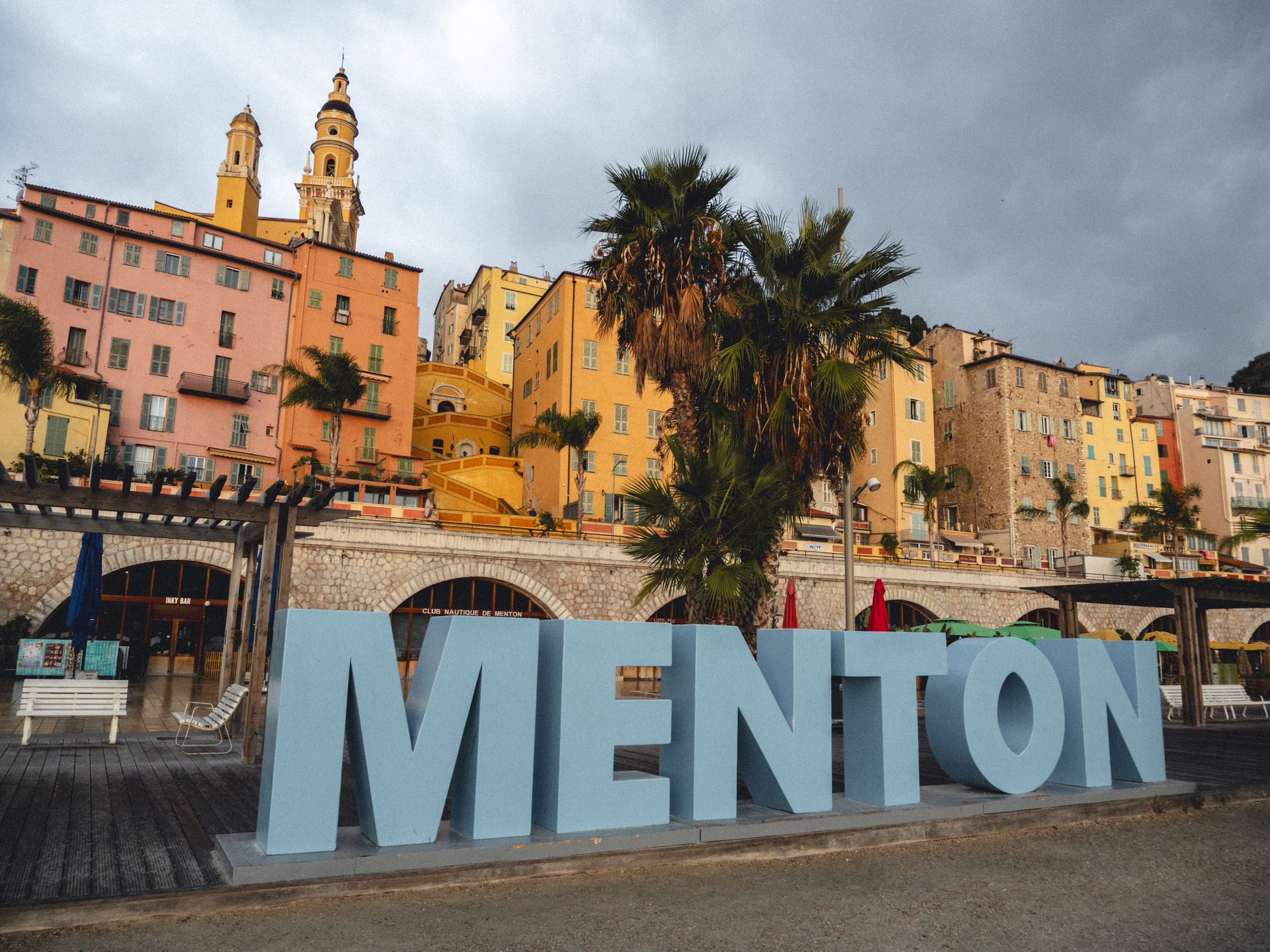 Lever de soleil à Menton. Photographe sur Cote d’Azur. Portraits de familles, couples, enfants, événements