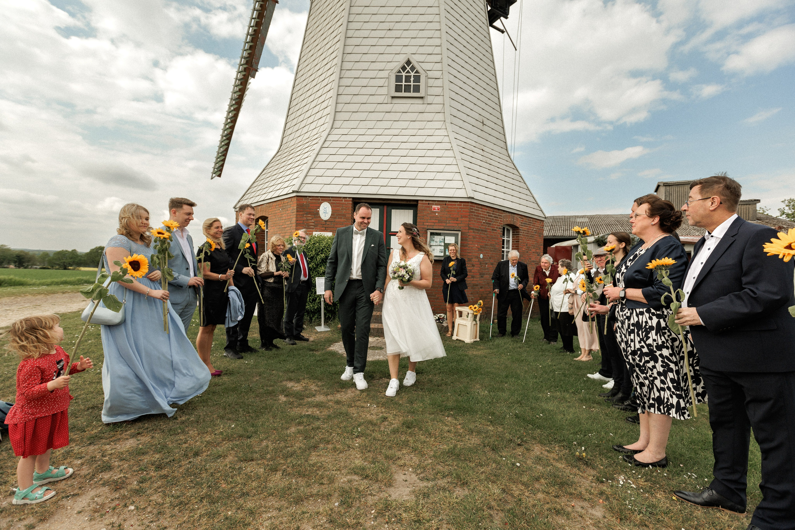 Hochzeitsfotografie an der Windmühle Eyendorf | Historische Romantik in Niedersachsen. Hochzeitsfotograf und Hochzeitsvideograf aus Hamburg | Roka21Film