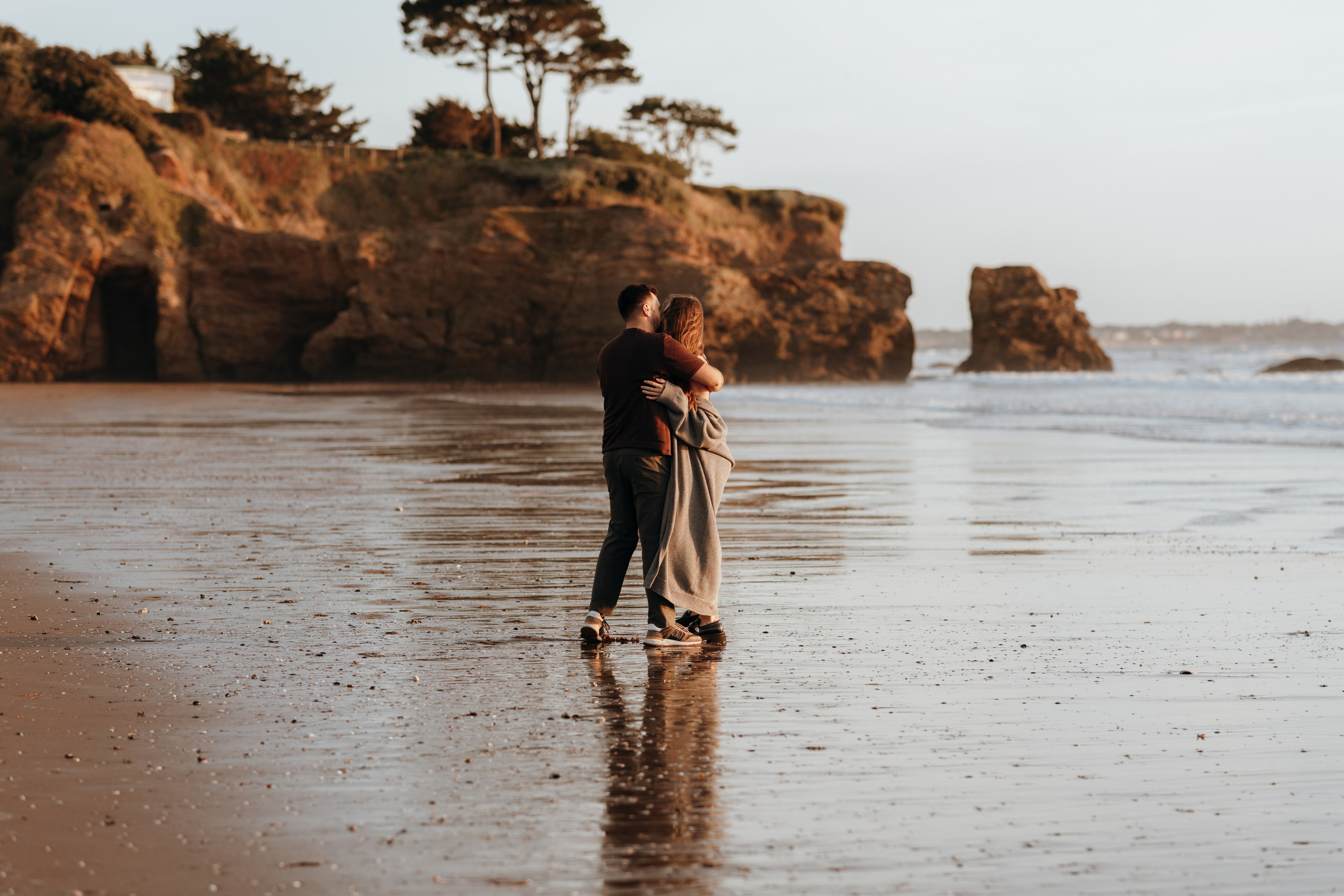 Sunset maternity photoshoot. Annah Louwagie — Lifestyle photographer for couples, families & brands | France & worldwide
