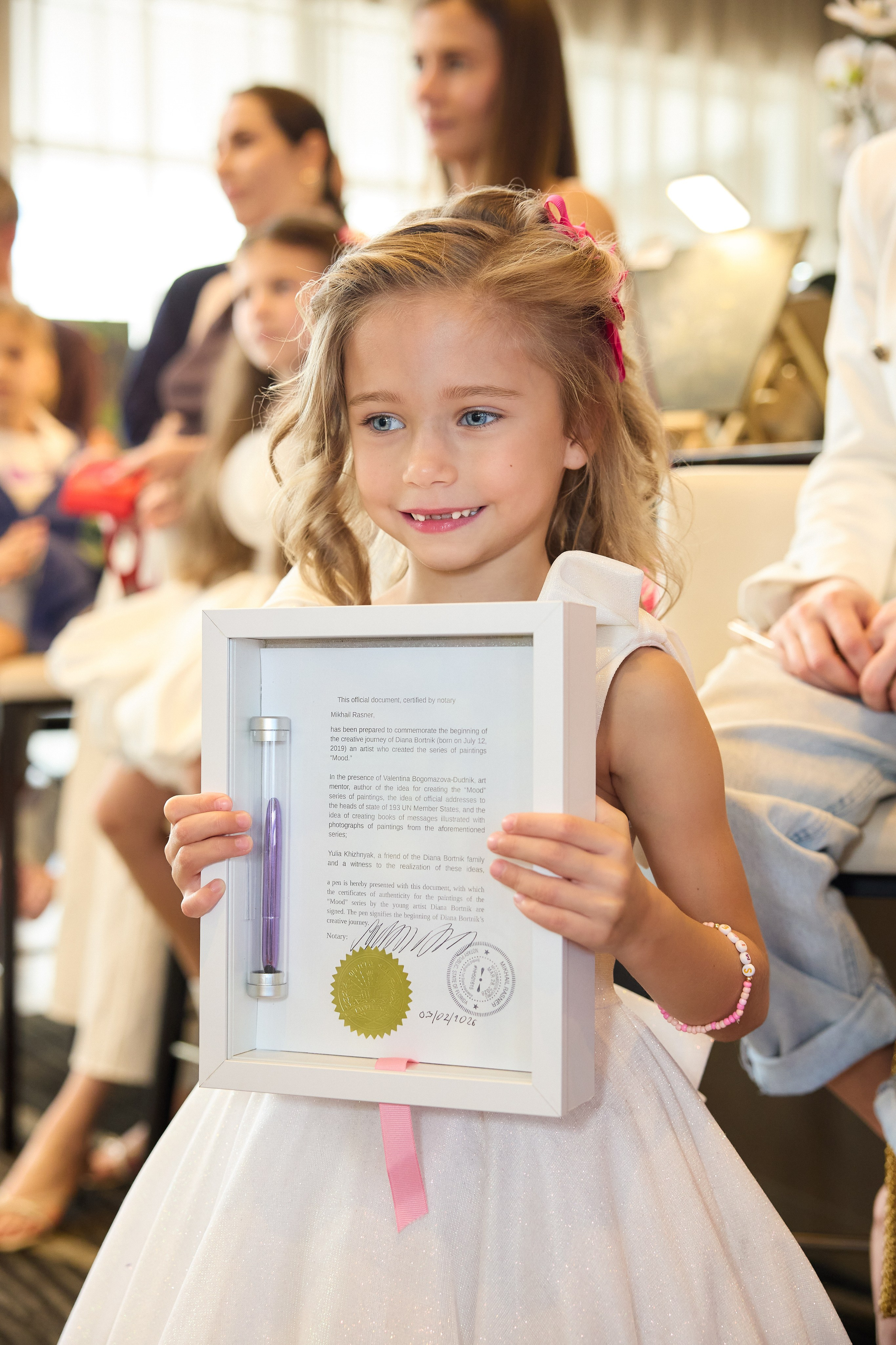 Авторская благотворительная художественная выставка Дианы Бортник. Фотограф Юлия Маковеева