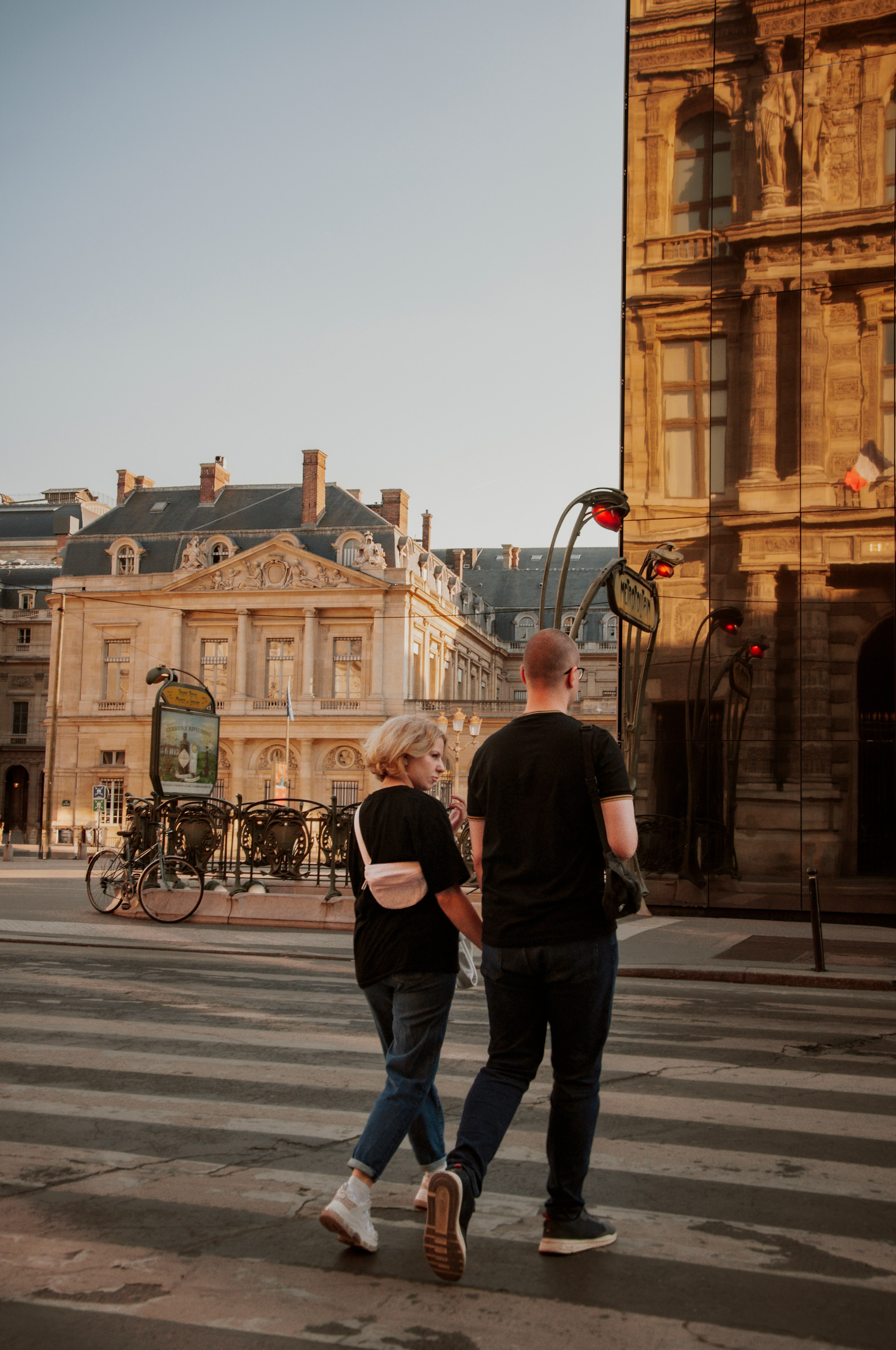 Couple photoshoot near the Louvre. Paris photographer — Polina Osipova