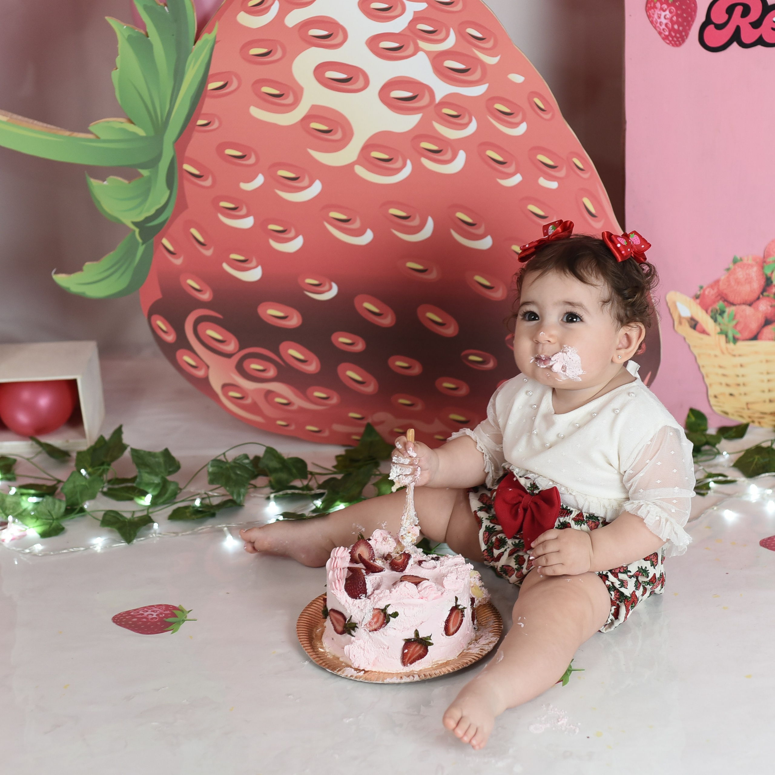 Sesión 1er año de Rebeca. Temática: Frutillita + Mini Sesión Navideña. Fotografo de casamiento en misiones y fotógrafo de familia  Posadas