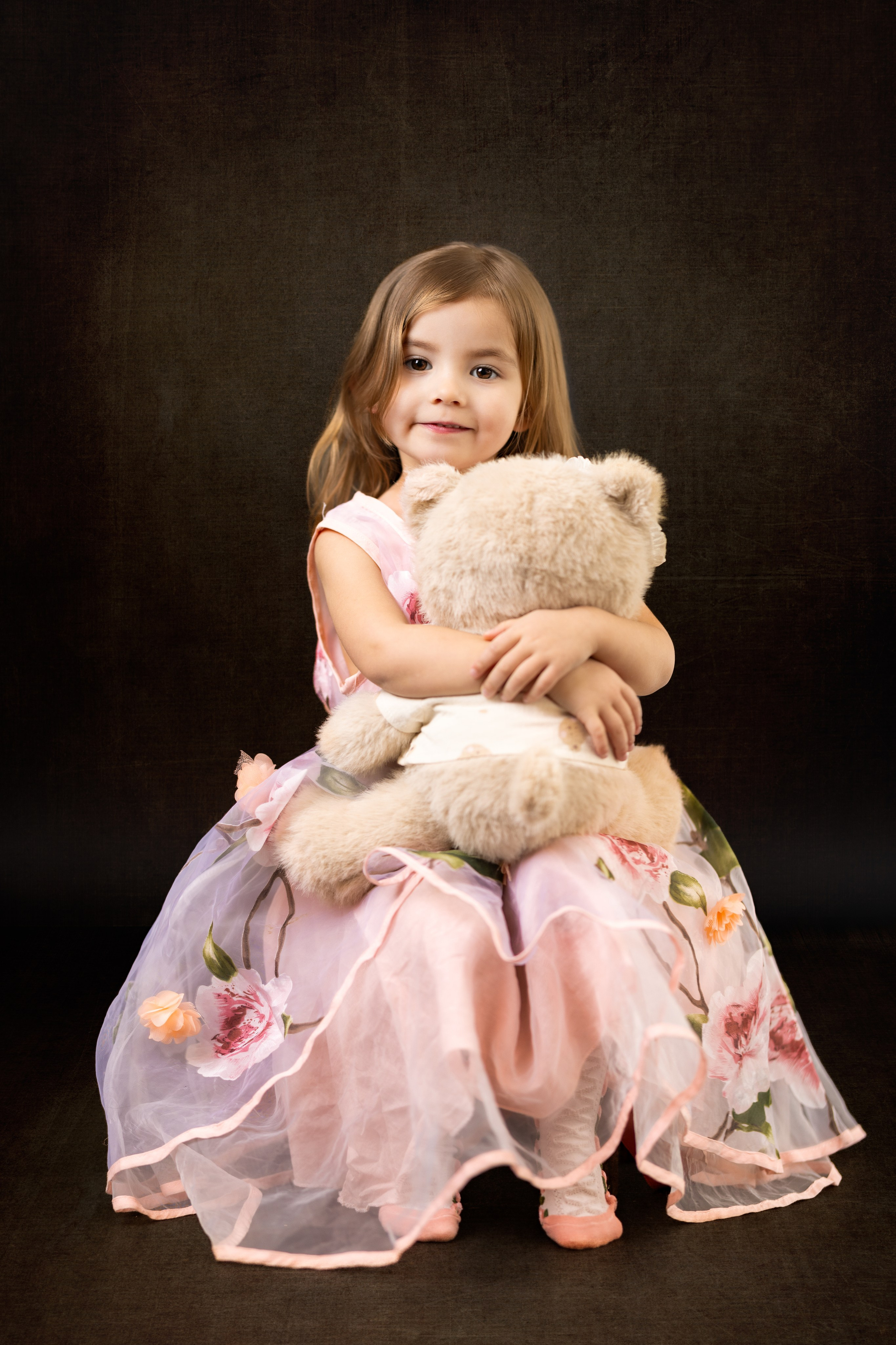 Fine Art children’s portraits in Dresden – artistic photography for your child. A studio with unique vintage outfits, perfect lighting, and an artistic atmosphere. No matter how active your child is – I will capture their essence beautifully!