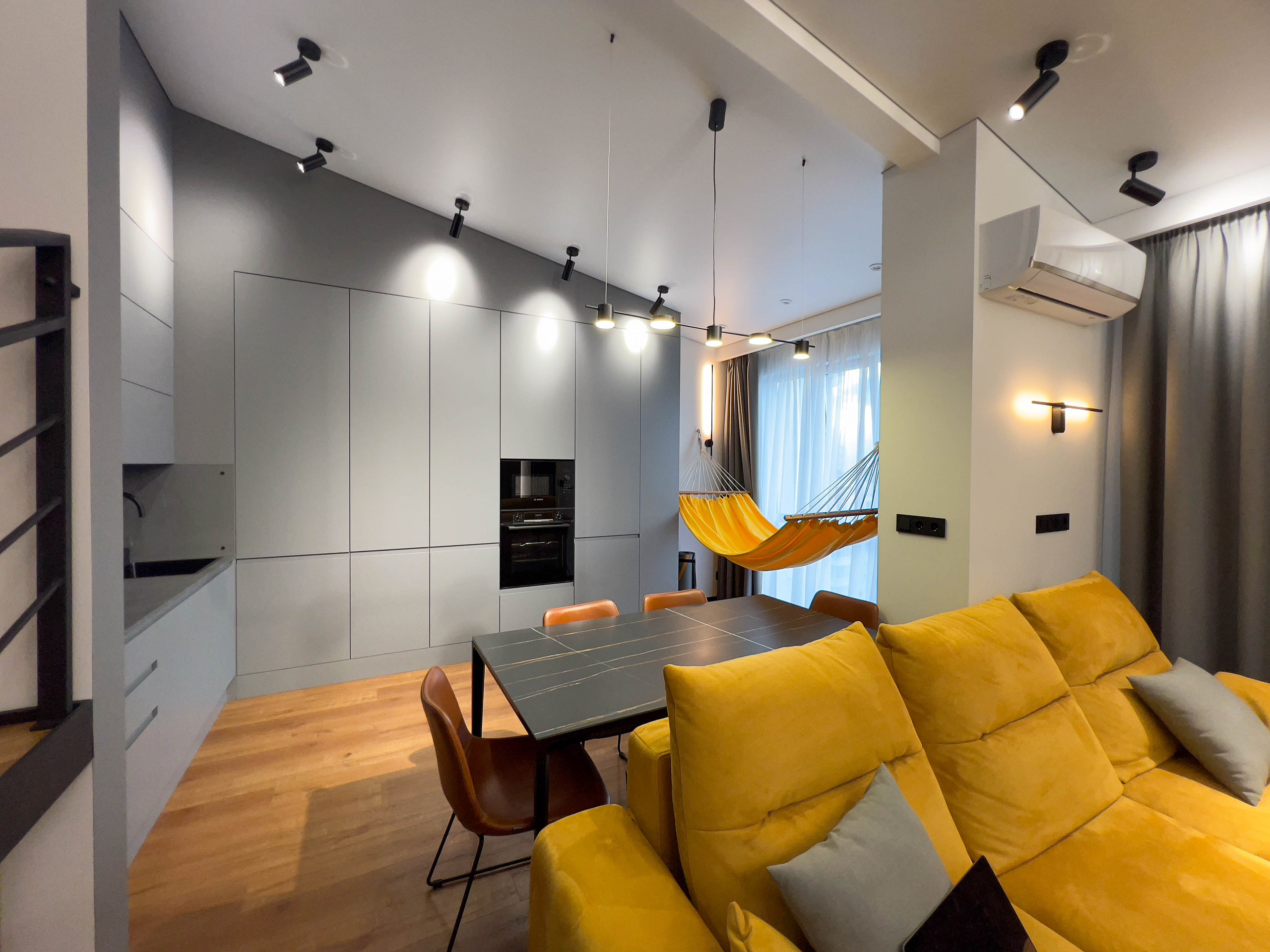 The apartment is on two levels. Fotograf Dmitrii Donets