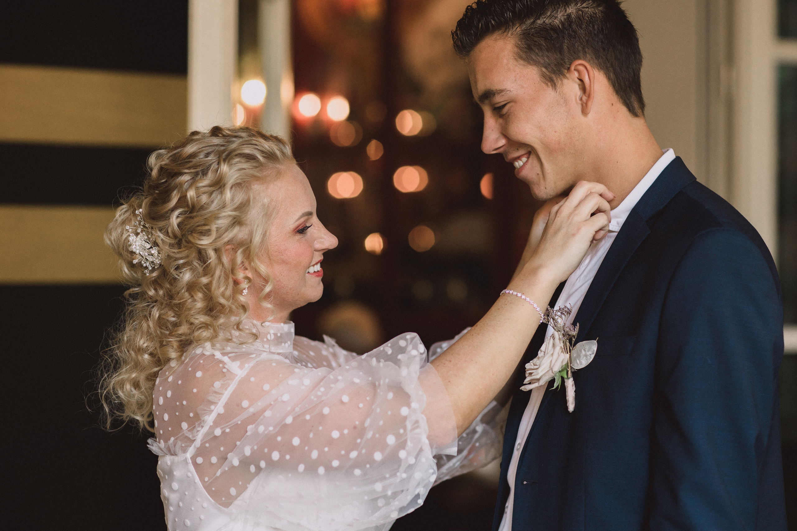 Hochzeit in Holland, Brautpaarshooting, Hochzeitsfotografie, Hochzeitsfotograf in Osnabrück, Hochzeitsfotograf in Niedersachsen, Glückliches Brautpaar beim Stylen im Hotel, lovestory, streetstyle fotoshooting, fotograf osnabrück, homestory fotograf, portrait, after wedding fotoshooting, fotograf deutschland, fotograf osnabrücker land, photographer germany, elopement photographer germany, after wedding photographer germany, lovestory fotoshooting amsterdam