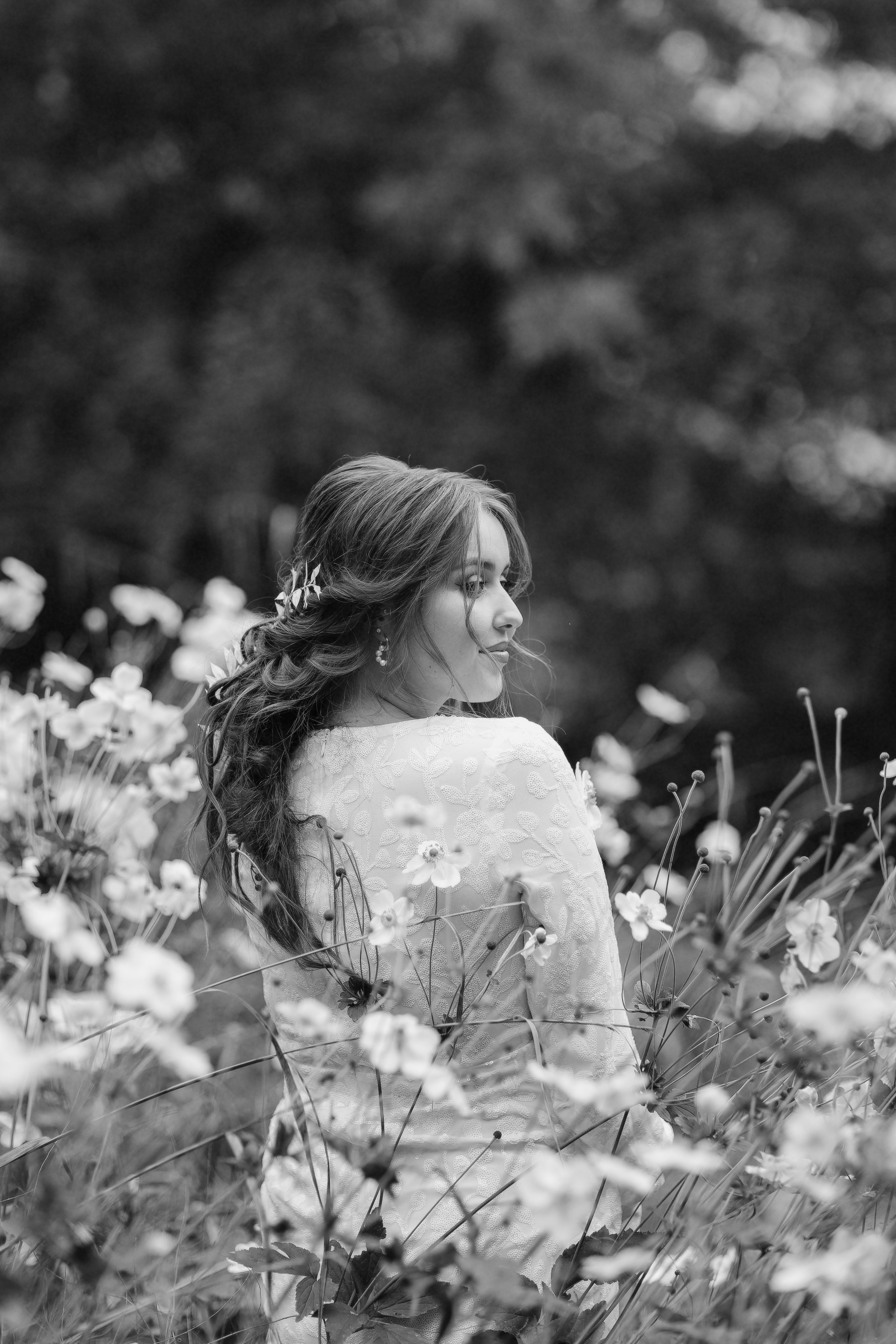 Hochzeitsfotografie, Hochzeitsfotograf in Osnabrück und Umgebung, schwarz weißes Brautportrait in der Natur, Osnabrücker Stadtpark