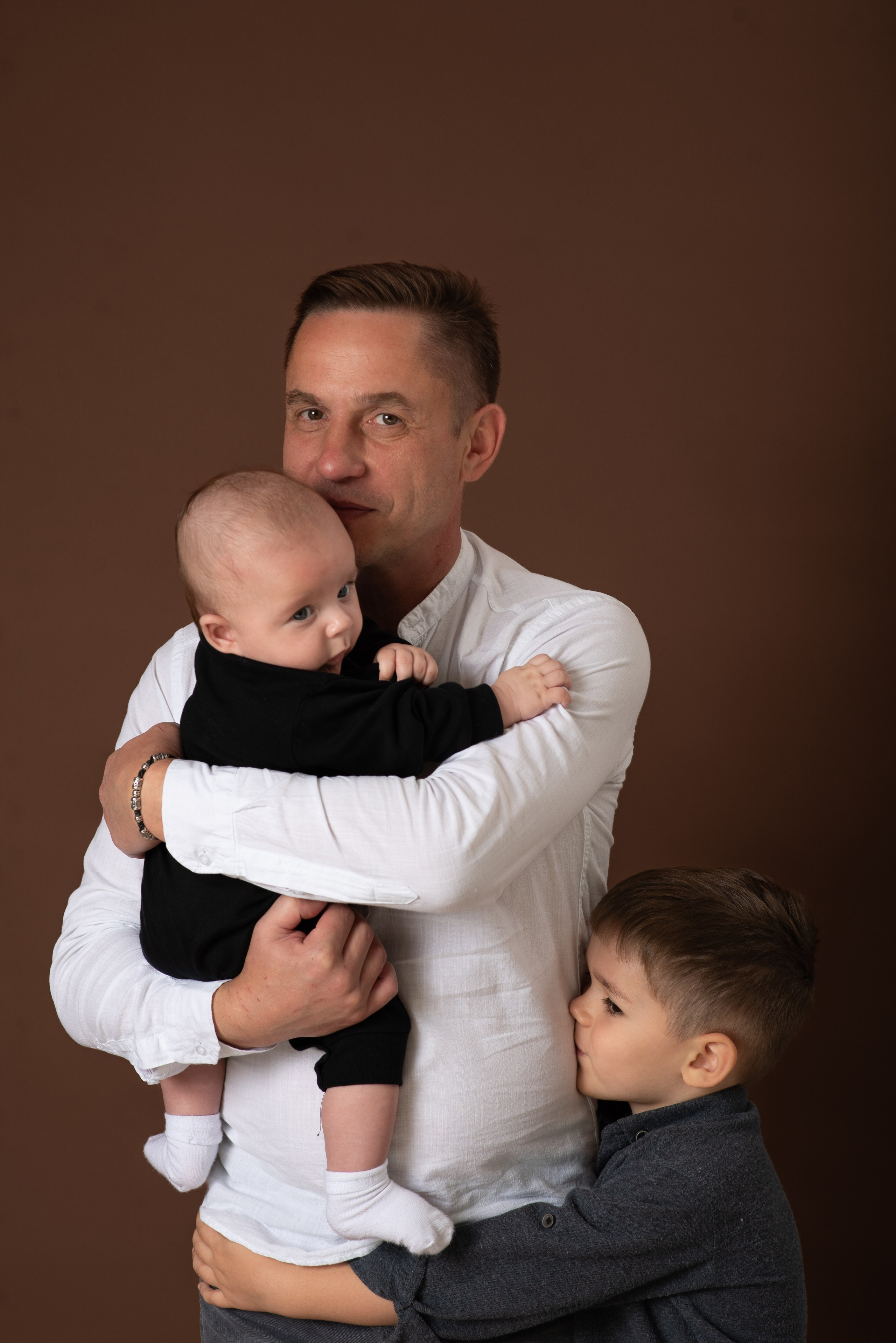 Живые эмоции, объятия, радость и искренние моменты Ваших поколений. Я — семейный фотограф в Анталии, создаю тёплые и естественные фотографии для Вашей семьи