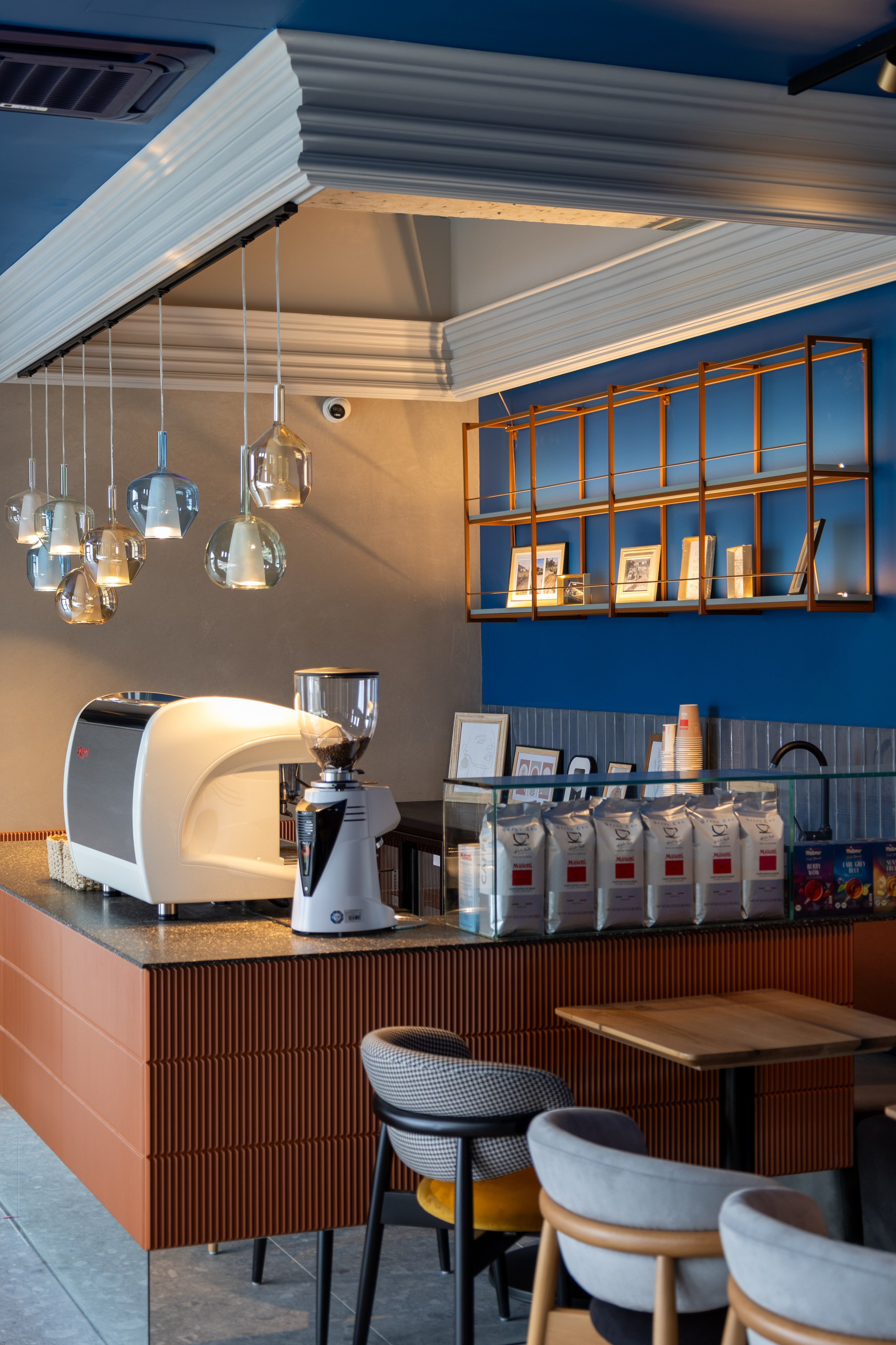 Cafenea “Monte Carlo” Buhuși. Fotograf. Lucrez cu oameni, produse și spații. Portret și fotografie creativă. Bacău, România. Lidia Savinoiu