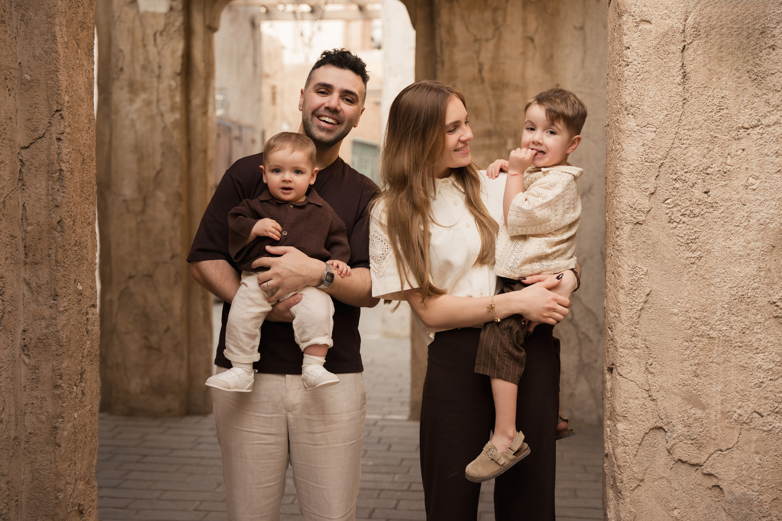 Old Town walk. Angela Iakovleva — Family Photographer in Dubai