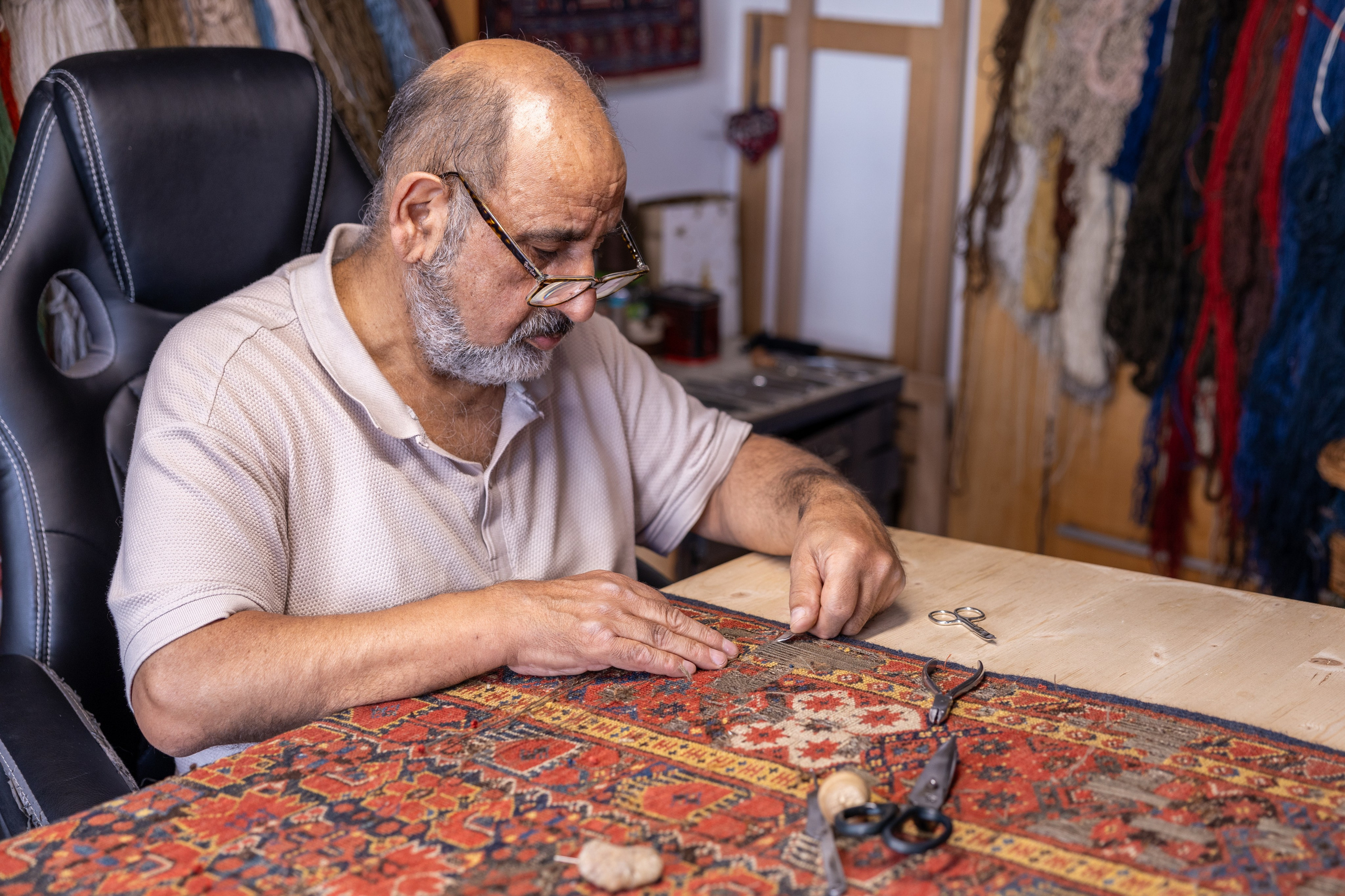Teppichrestaurator, Salzburg, 2024. Guzel Kolobova| Fotografin| Salzburg