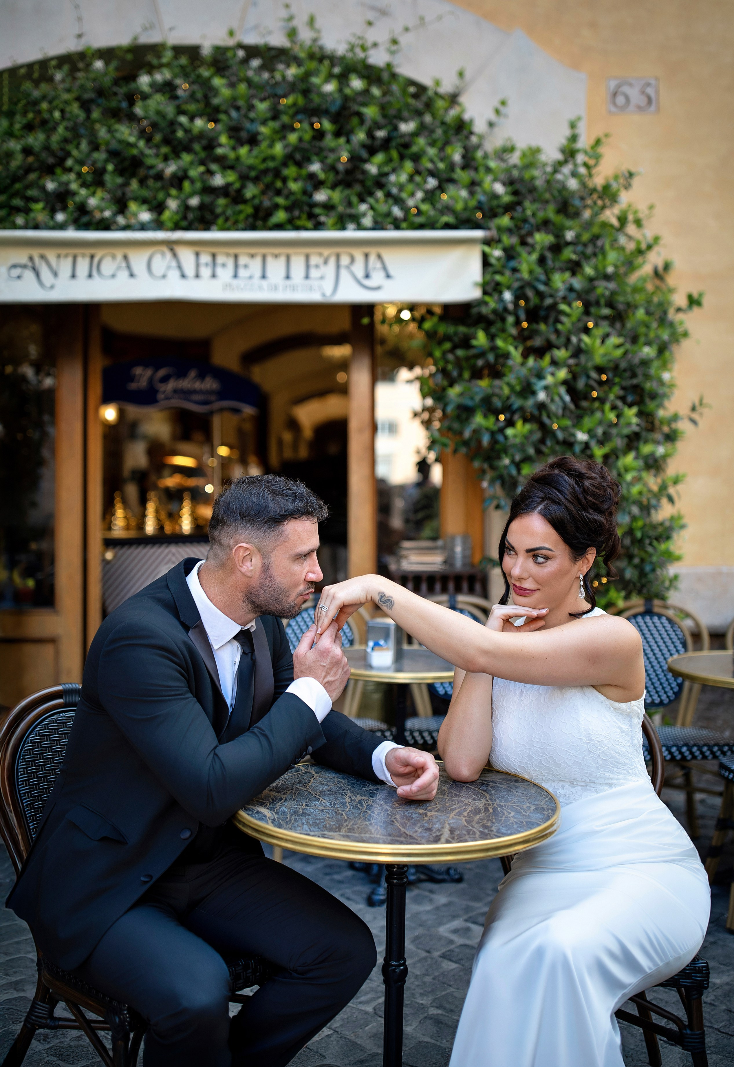 Elegant couple portrait during a Rome photoshoot. Элегантный портрет пары во время фотосессии в Риме