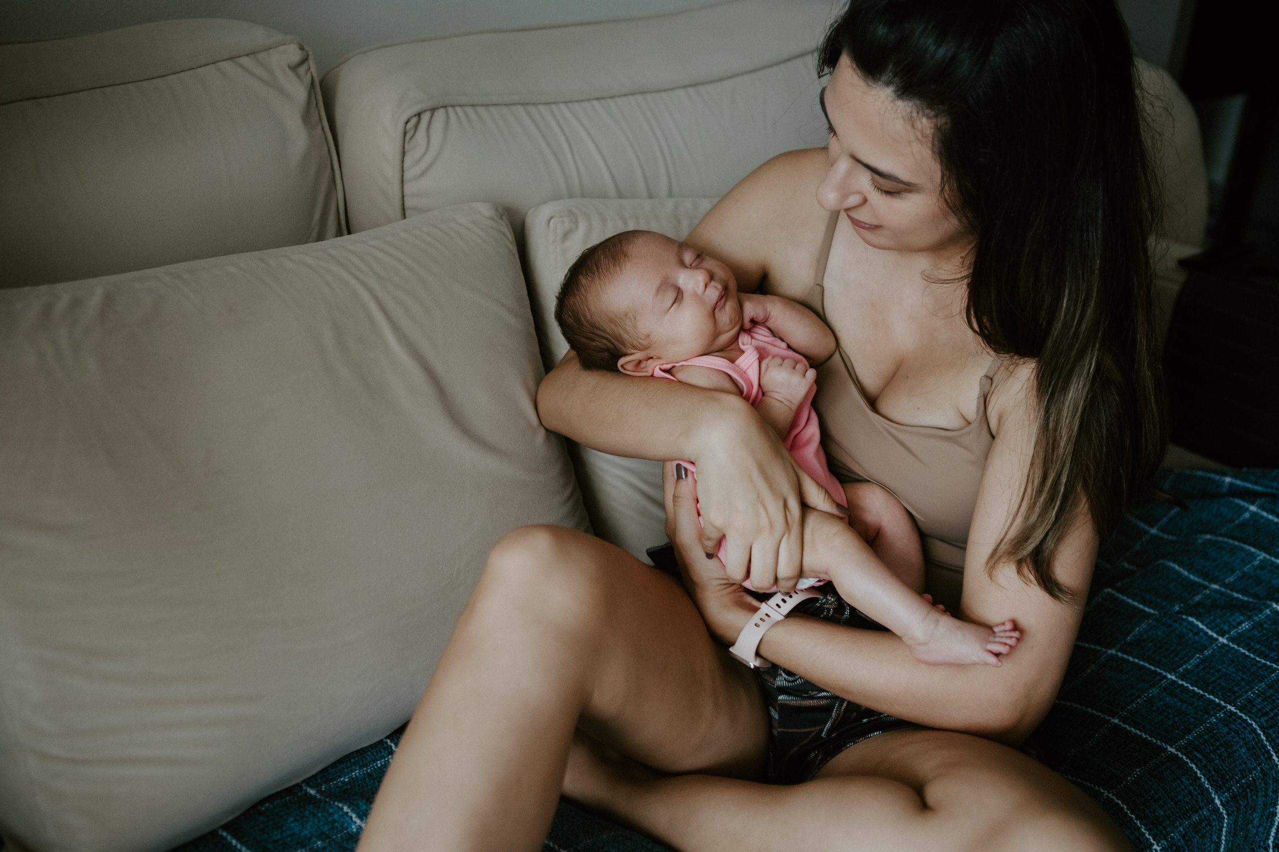Bebê em casa. Fotógrafa de família