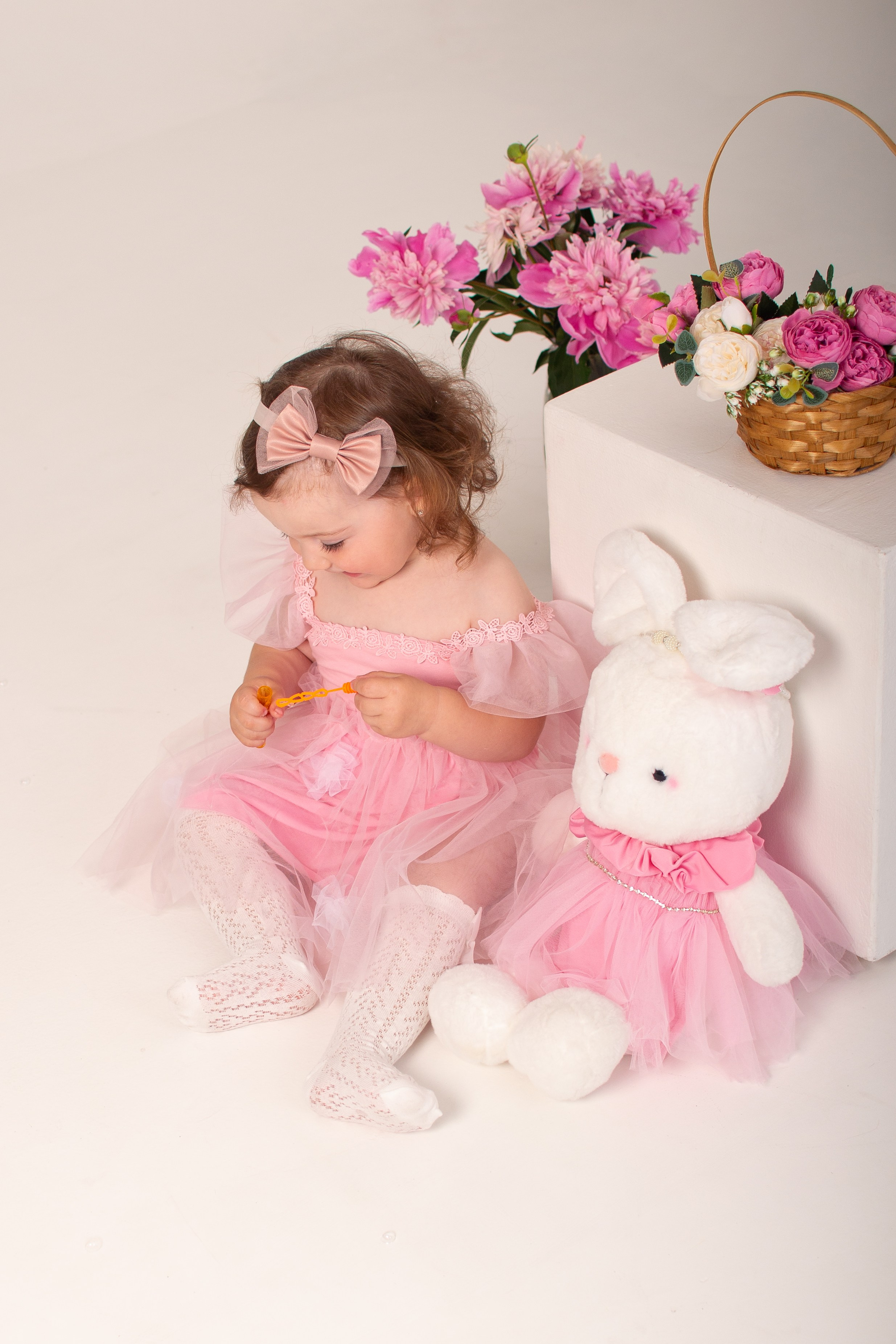 Фотосессия с пионами. Фотограф новорожденных в Темиртау и Караганде Любовь Жукова newborn