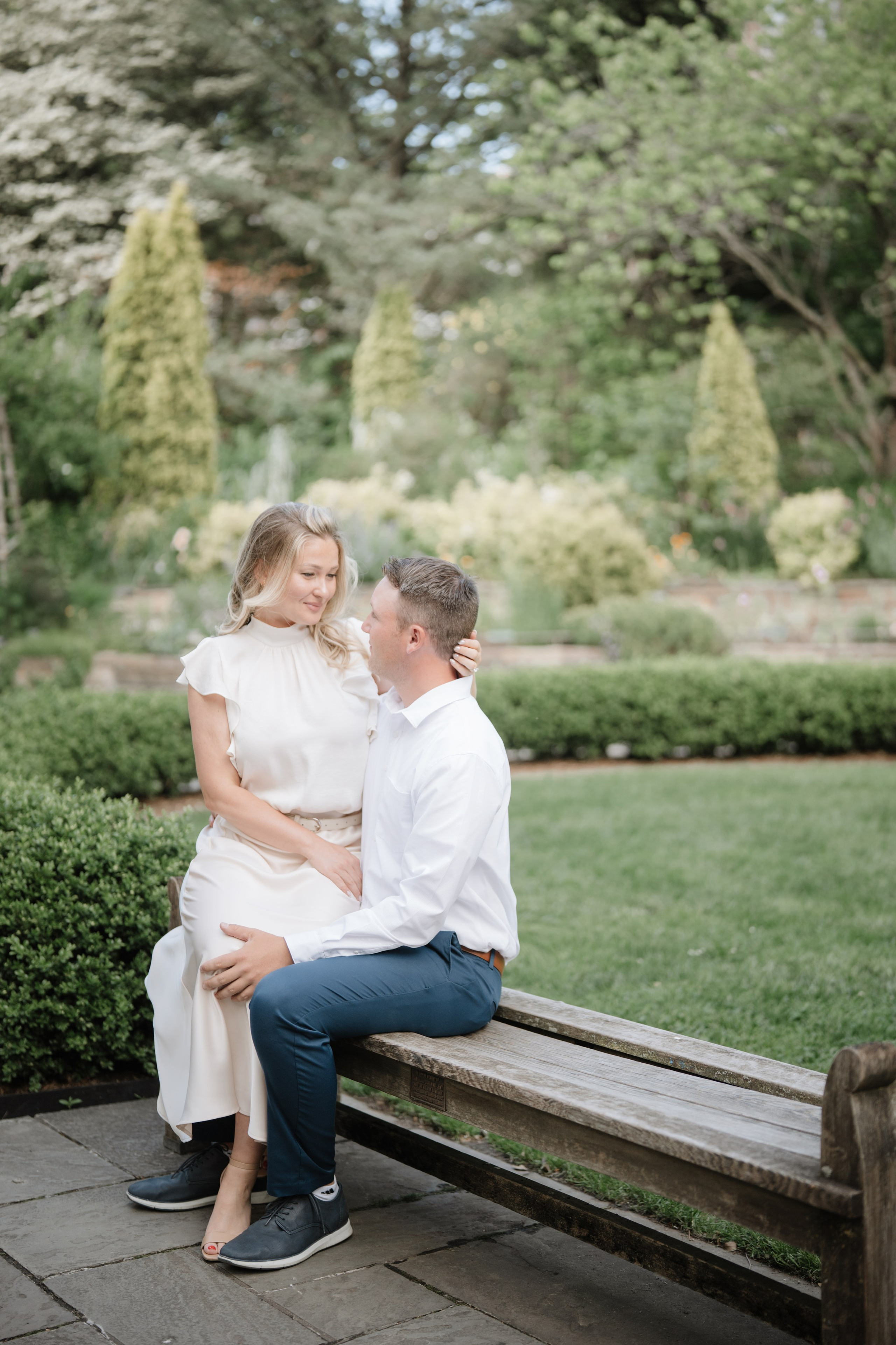 Engagement photo shoot at the Brooklyn Botanic Garden. Portrait and wedding photographer in New York