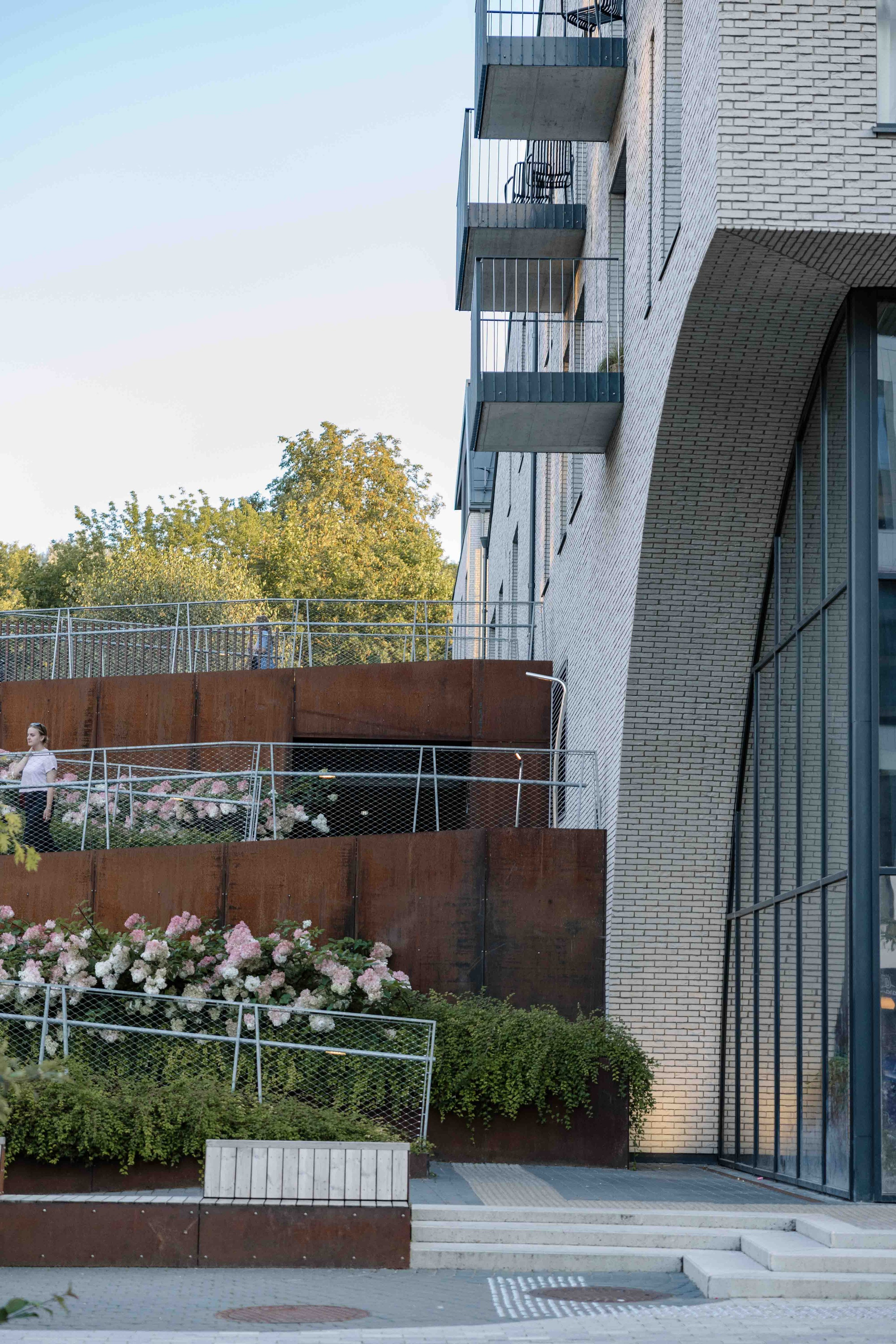 Modernios lokacijos fotosesijai Vilniuje. Framed by Evelina | Vestuvių fotografė