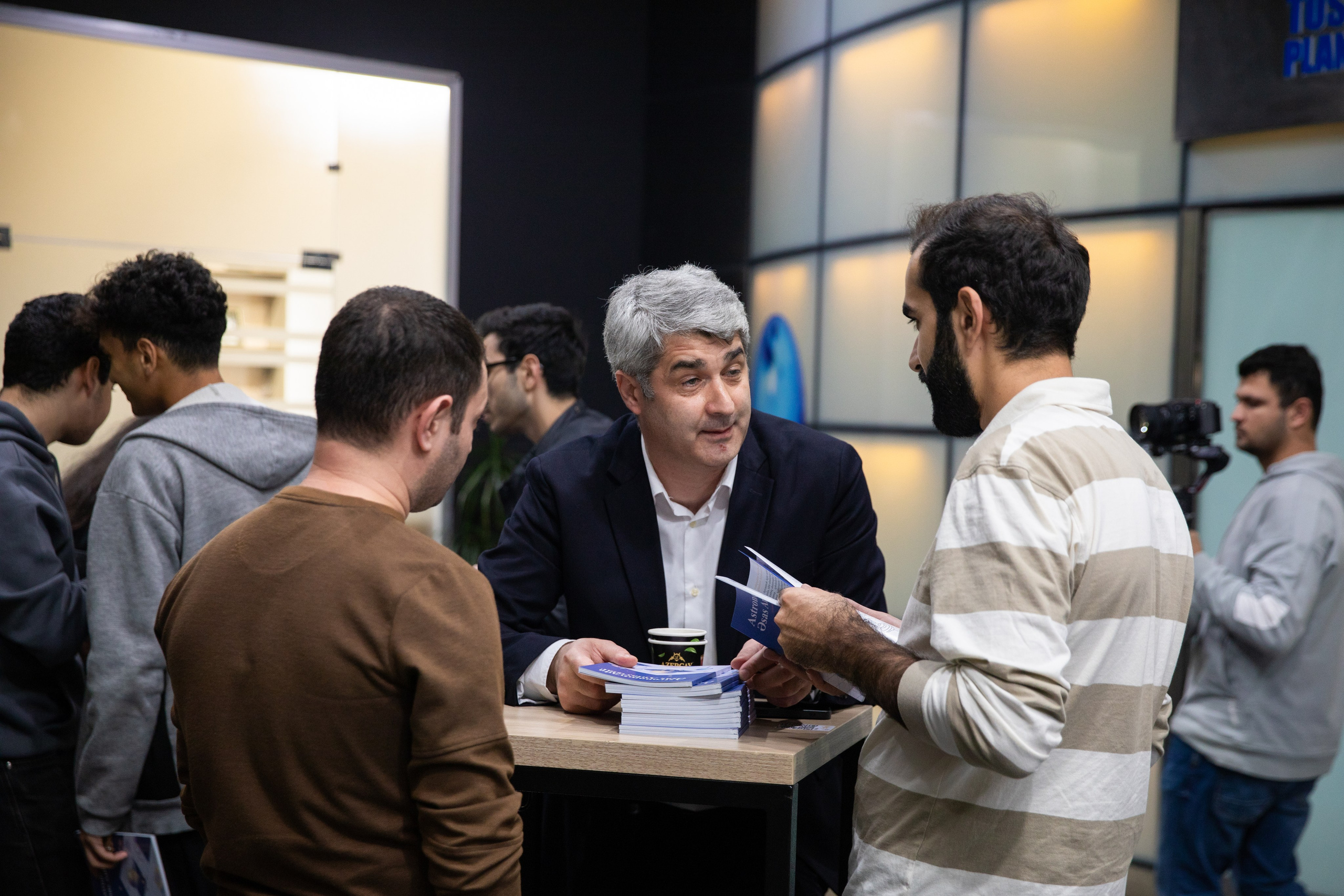 “Astronomiyada Əsas Anlayışlar” kitabının və “Fəza və Zamanın Elçiləri” filminin təqdimatı. Həvəskar Astronomlar Cəmiyyəti — Astronomy.az