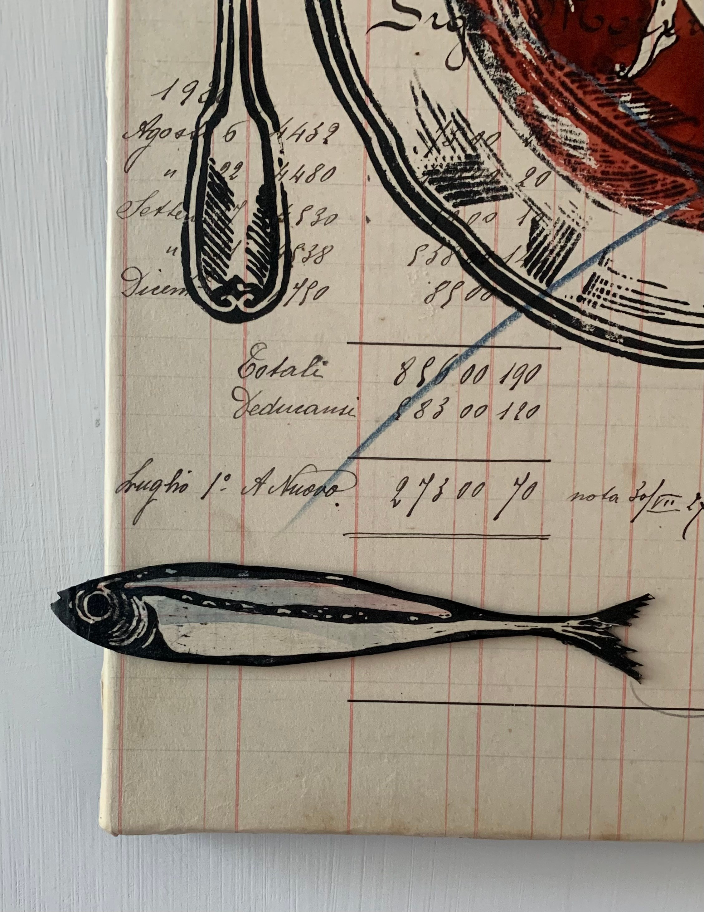 La serie Panem Quotidianum di Nadia Kuprina si configura come un intervento di riattivazione archivistica e simbolica. Un registro contabile piemontese (1918–1930), con nomi e acquisti dei clienti, diventa supporto e matrice concettuale. Il numero della pagina determina il titolo dell’opera. Su questa struttura documentaria l’artista stampa a mano piatti e posate in linoleografia, dipingendo il piatto in inchiostro seppia con riferimenti decorativi alle ceramiche elleniche. Il lavoro costruisce un dialogo tra antico e moderno, tra economia e ritualità, trasformando il pasto condiviso in dispositivo narrativo e antropologico.