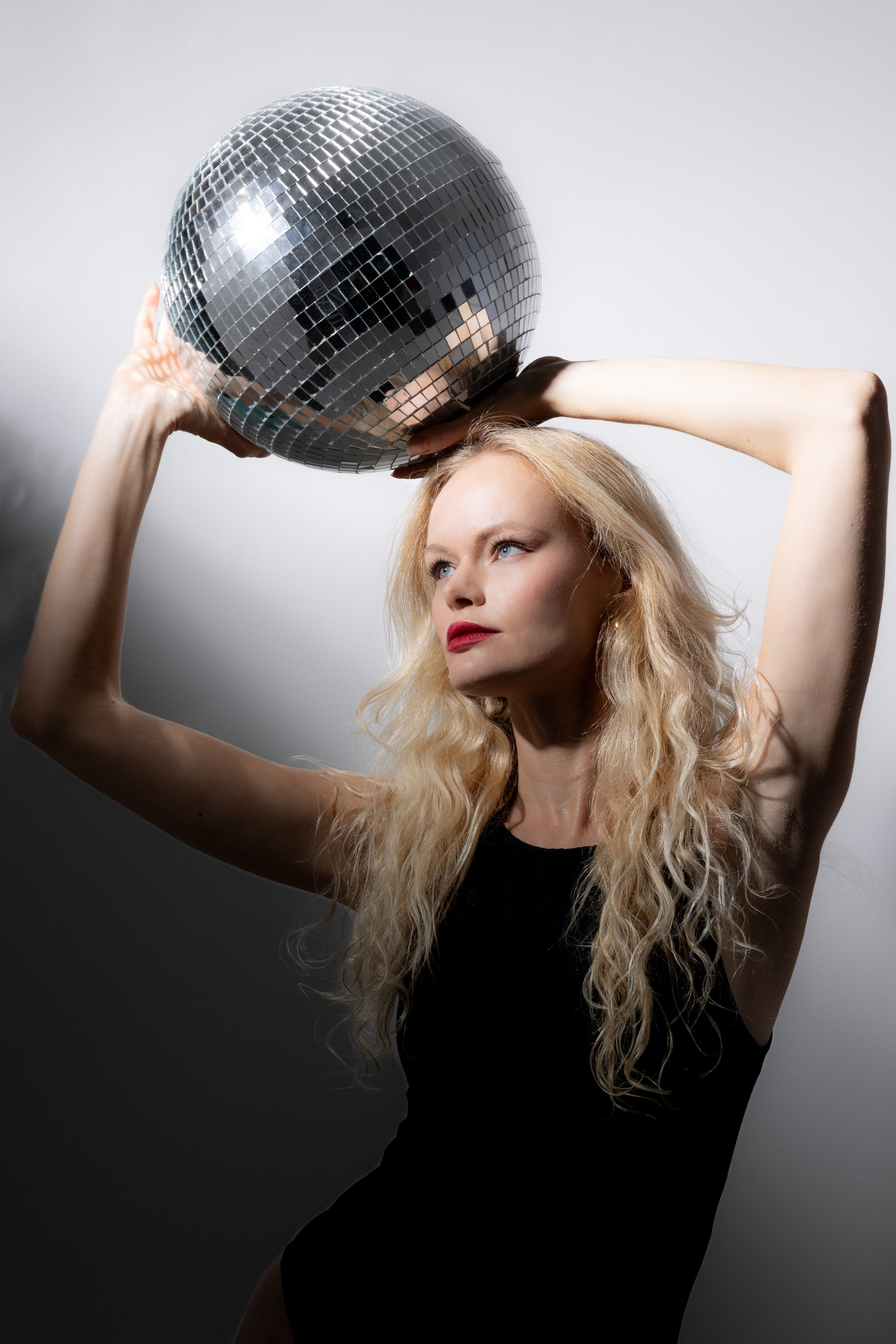 Portretu fotosesijas sievietēm. Portretu fotosesija Rīgā| Biznesa portretu foto | Korporatīvās un darbinieku fotosesijas | Pasākumu fotogrāfs | Produktu fotogrāfs