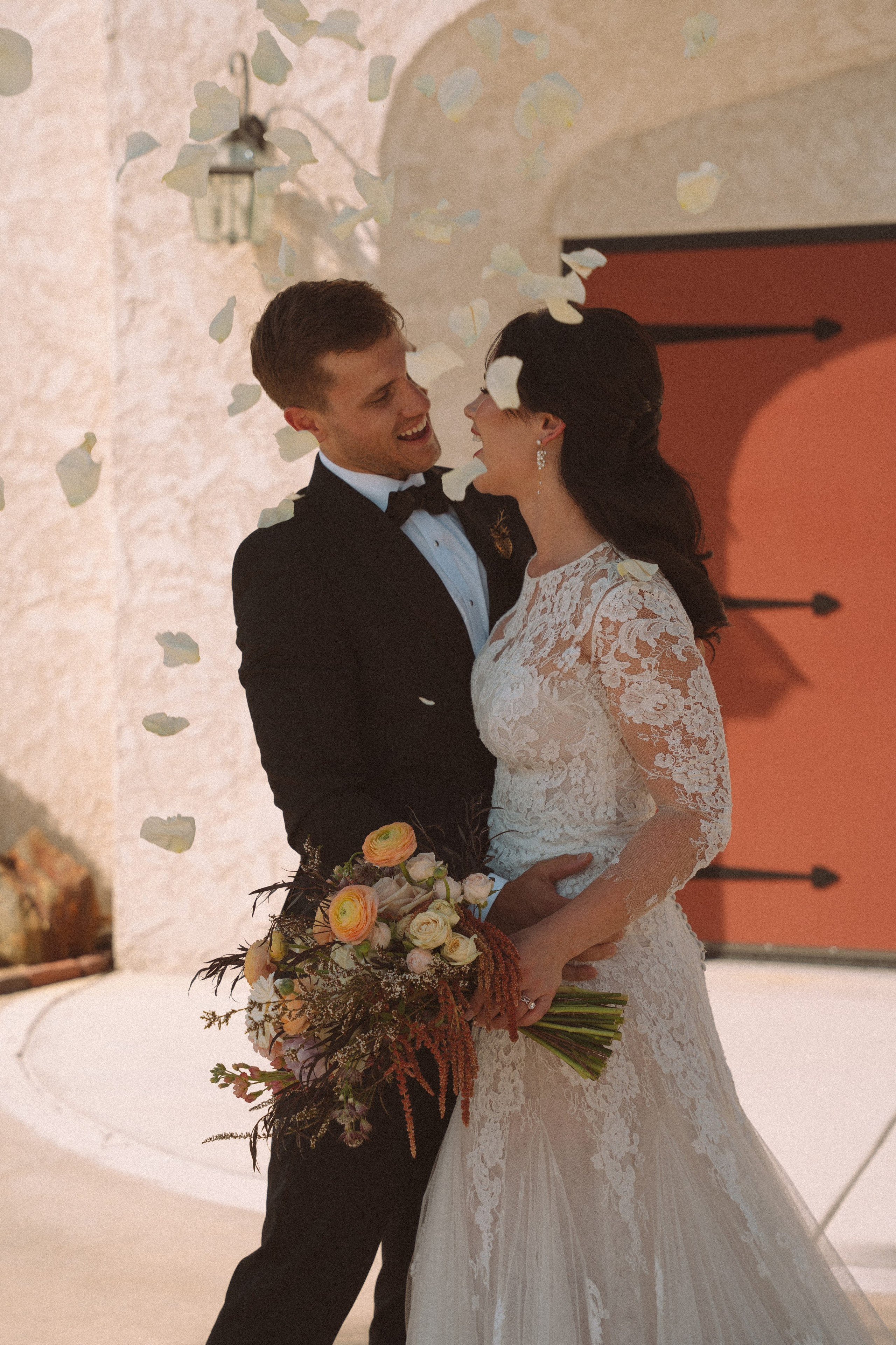 Joshua Tree wedding. Joshua tree elopement. Wedding for 2. Wedding photographer Joshua Tree. Elopement photographer in Joshua Tree. Couples photographer in Joshua Tree. Elopement in Joshua Tree