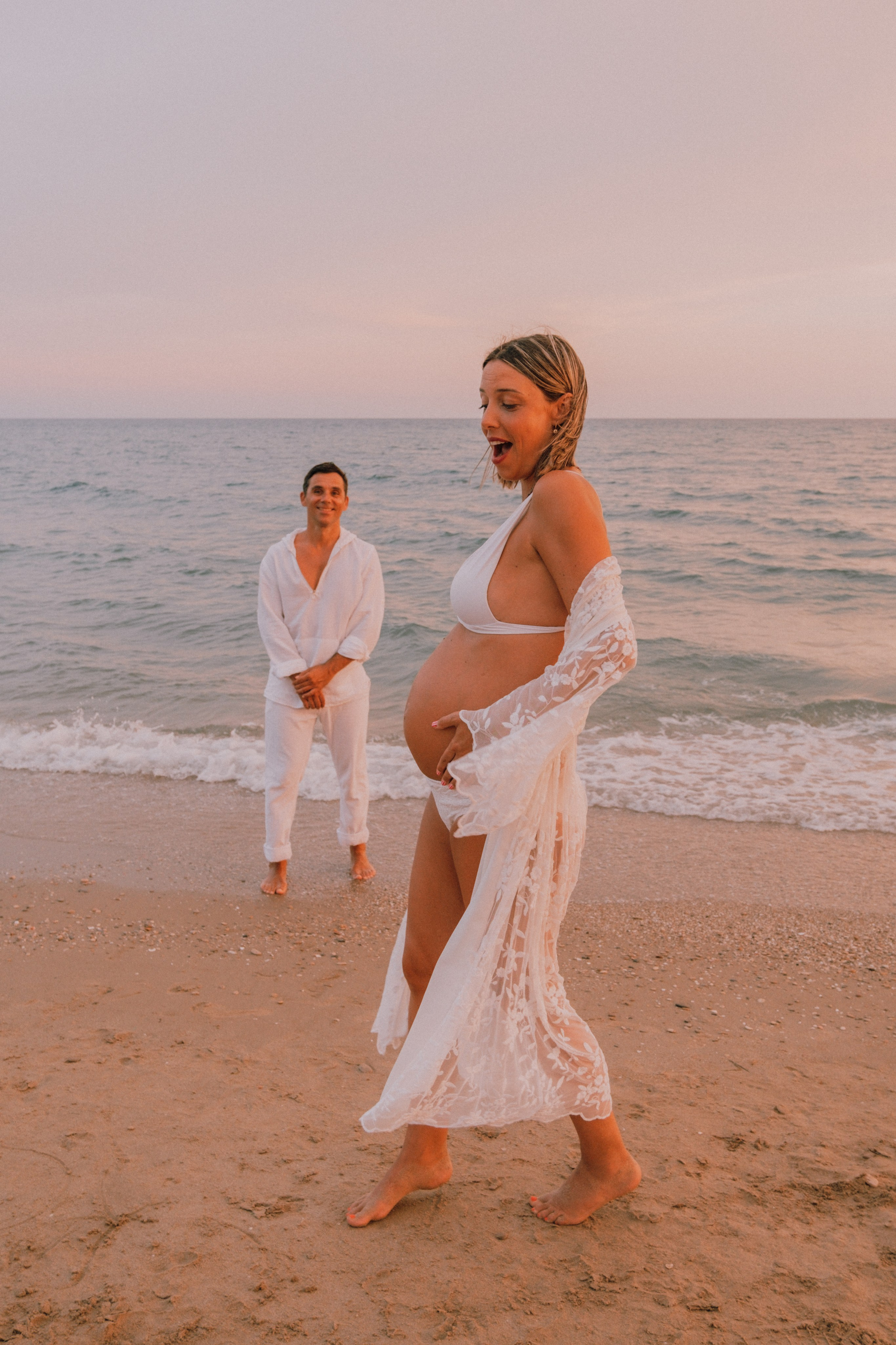 Sesión embarazo en la playa. Fotografía profesional en Calafell - Elena Medvedeva