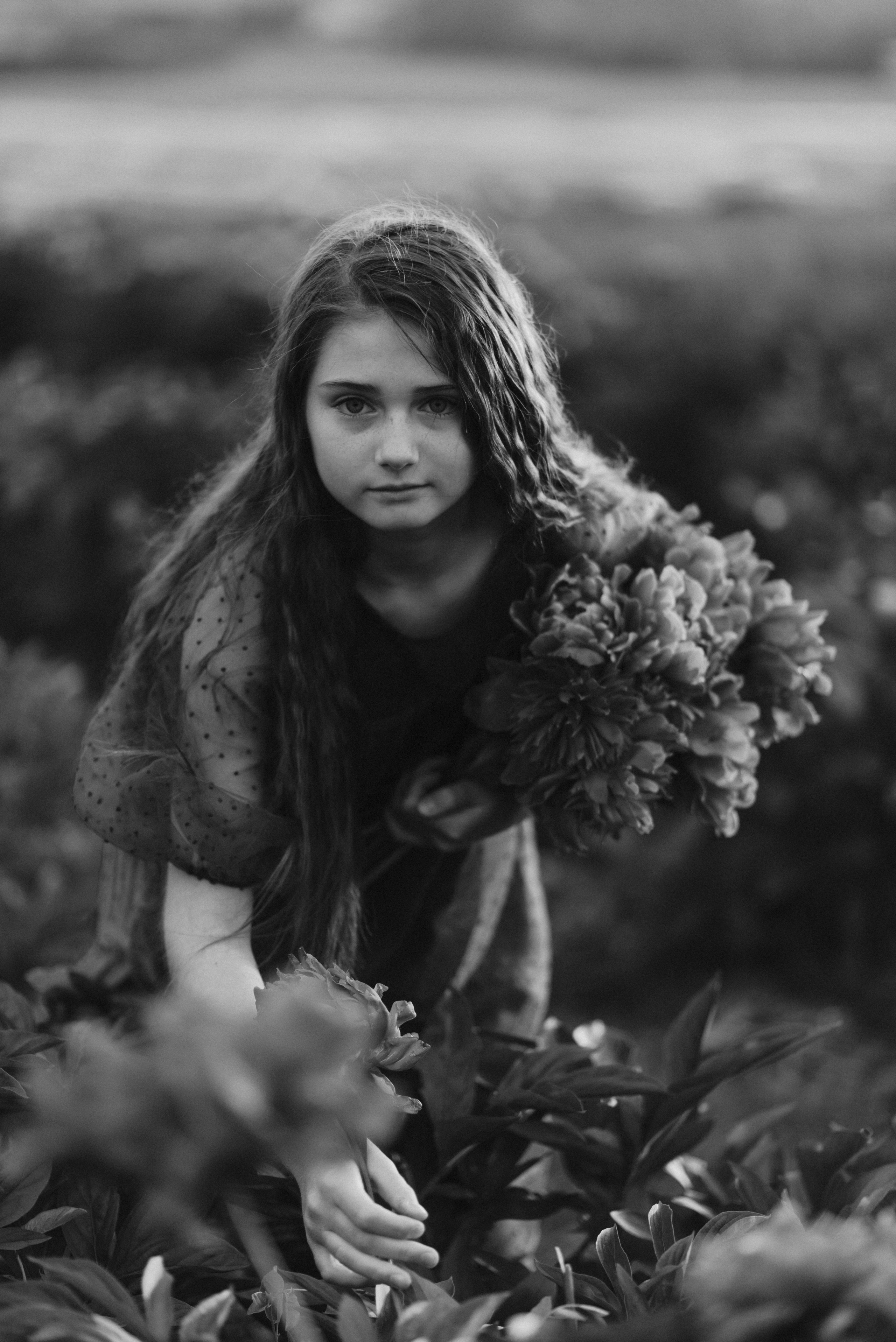 Junges Mädchen in einem Blumenfeld. Schwarz-weiß Fotografie in Münster. Fotografin Viktoria Roschen
