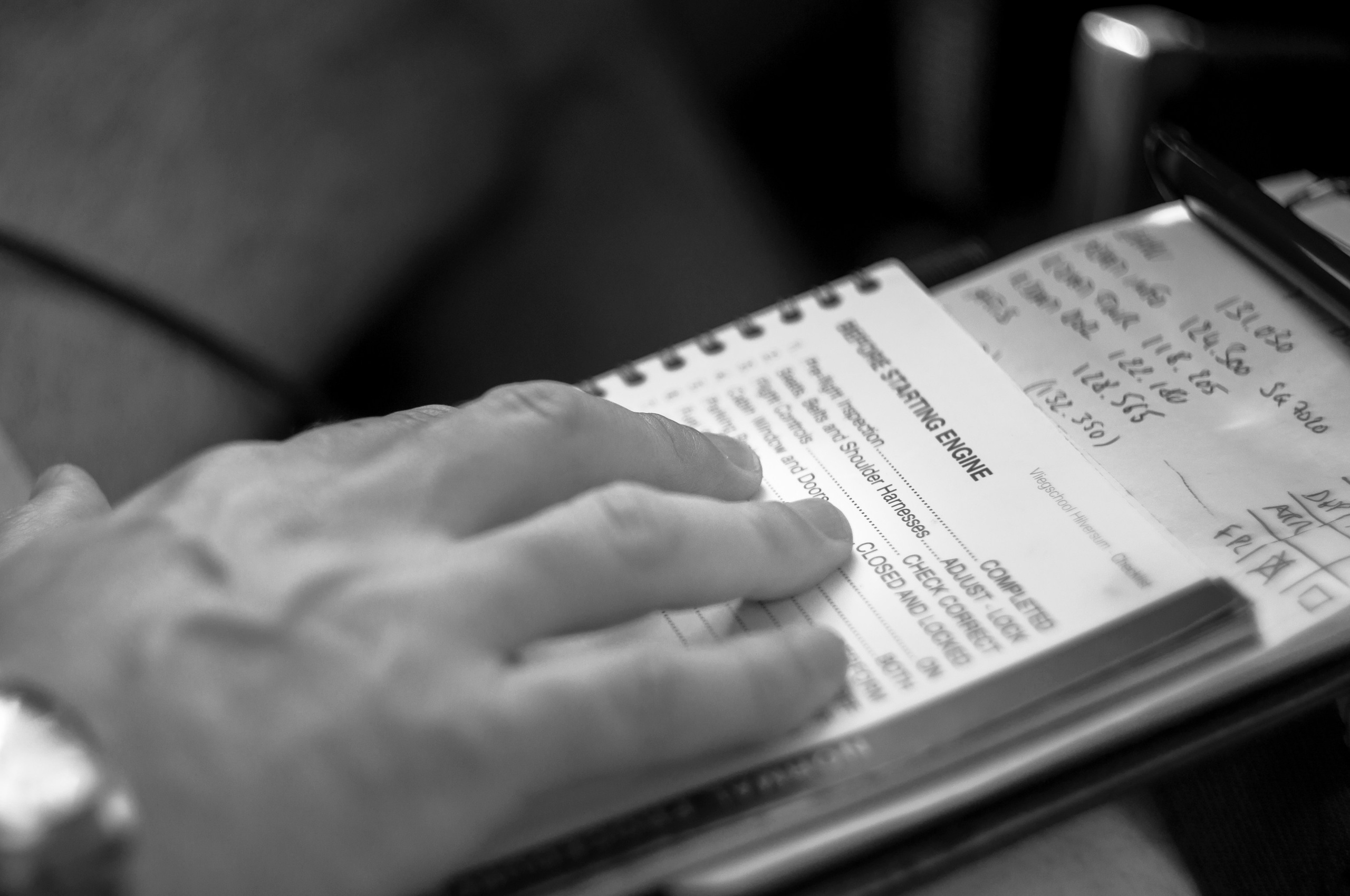 Een fotoshoot van een piloot en vliegtuigen. Éclat Fotos. Exclusieve portretfotografieservice