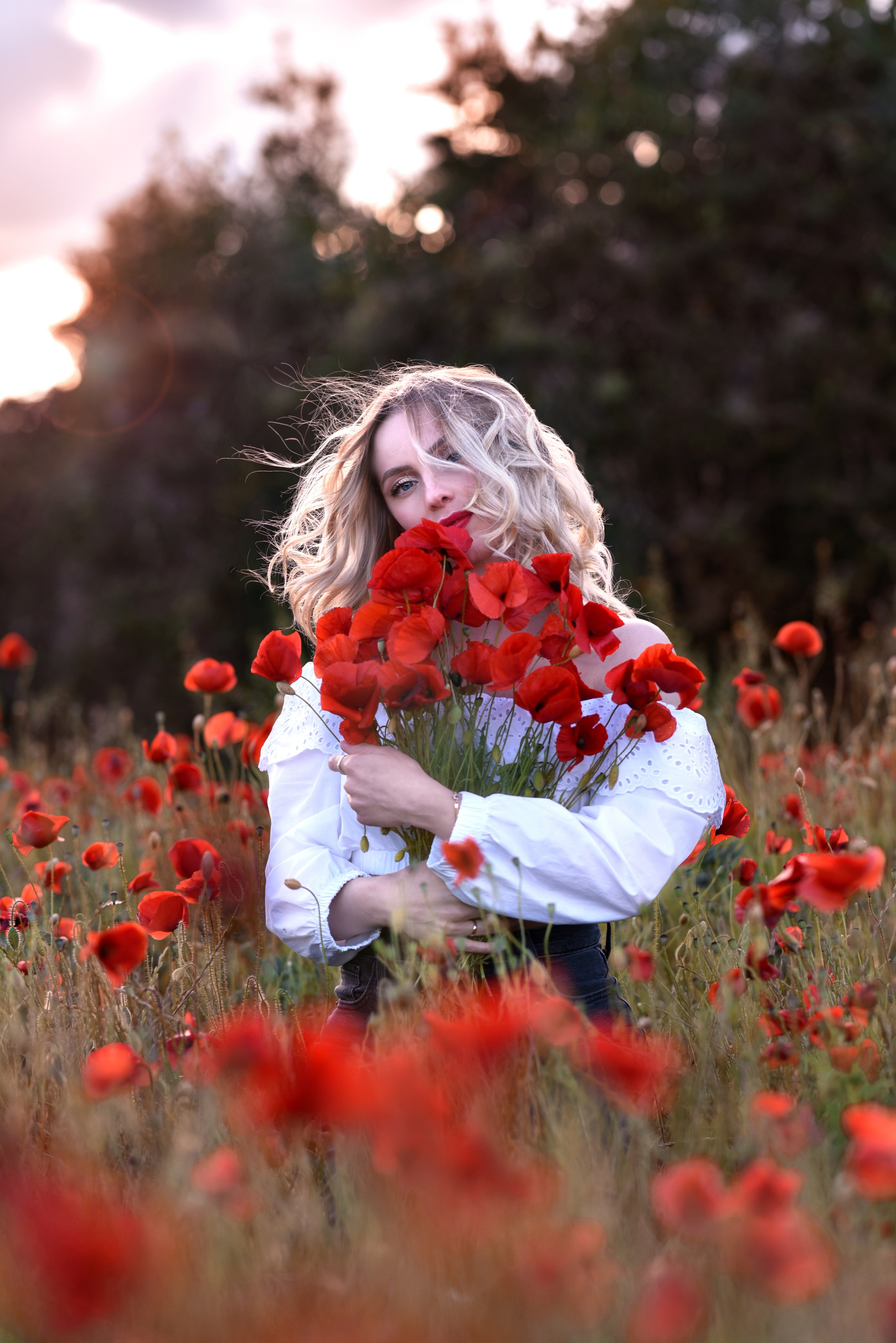 Séance photo dans un champ de coquelicots BEZIERS. Photographe Professionnel à Béziers et Montpellier – Mariages, Portraits et Vidéos Aériennes