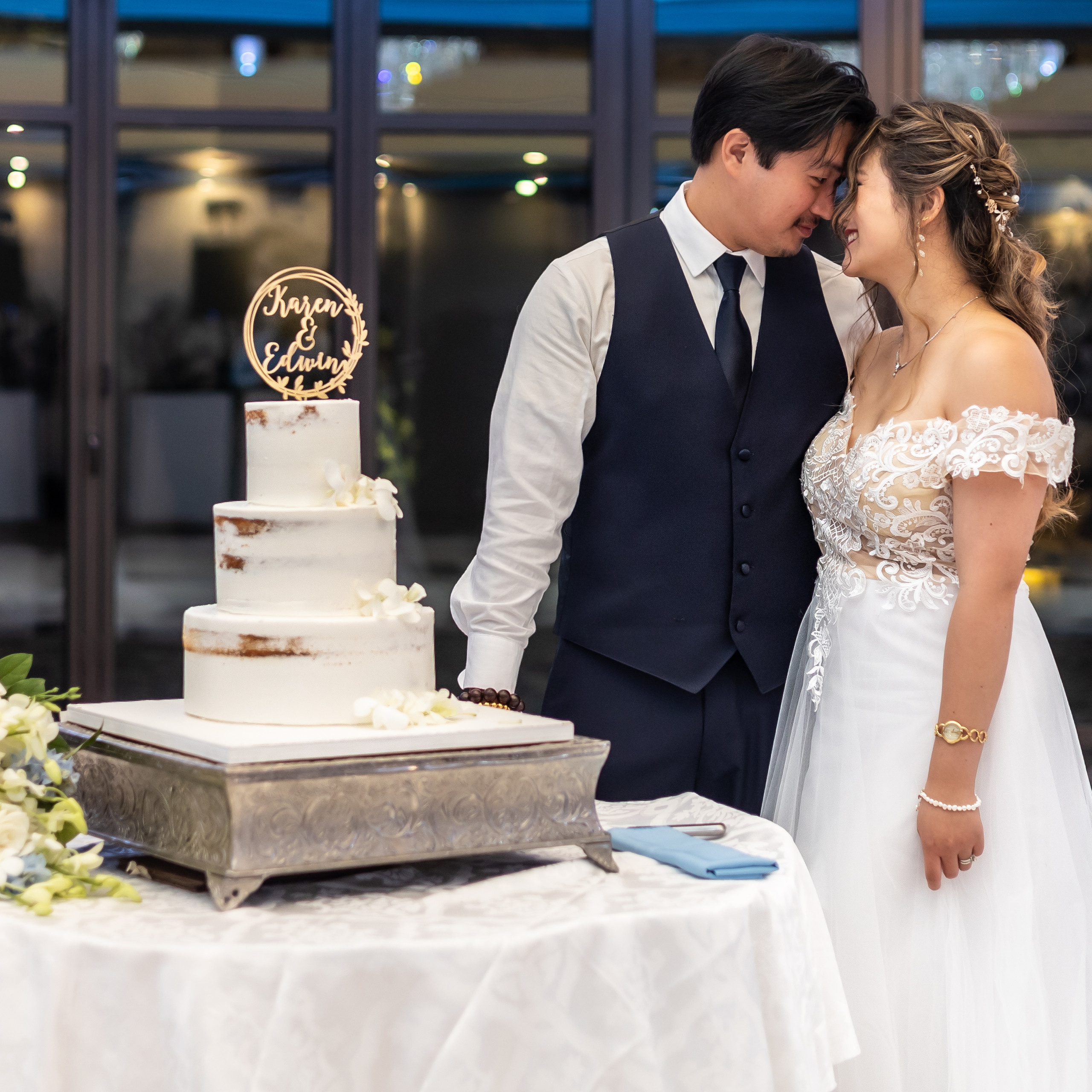 Karen and Edwin. Wedding and Event photography, Kisses + Veil