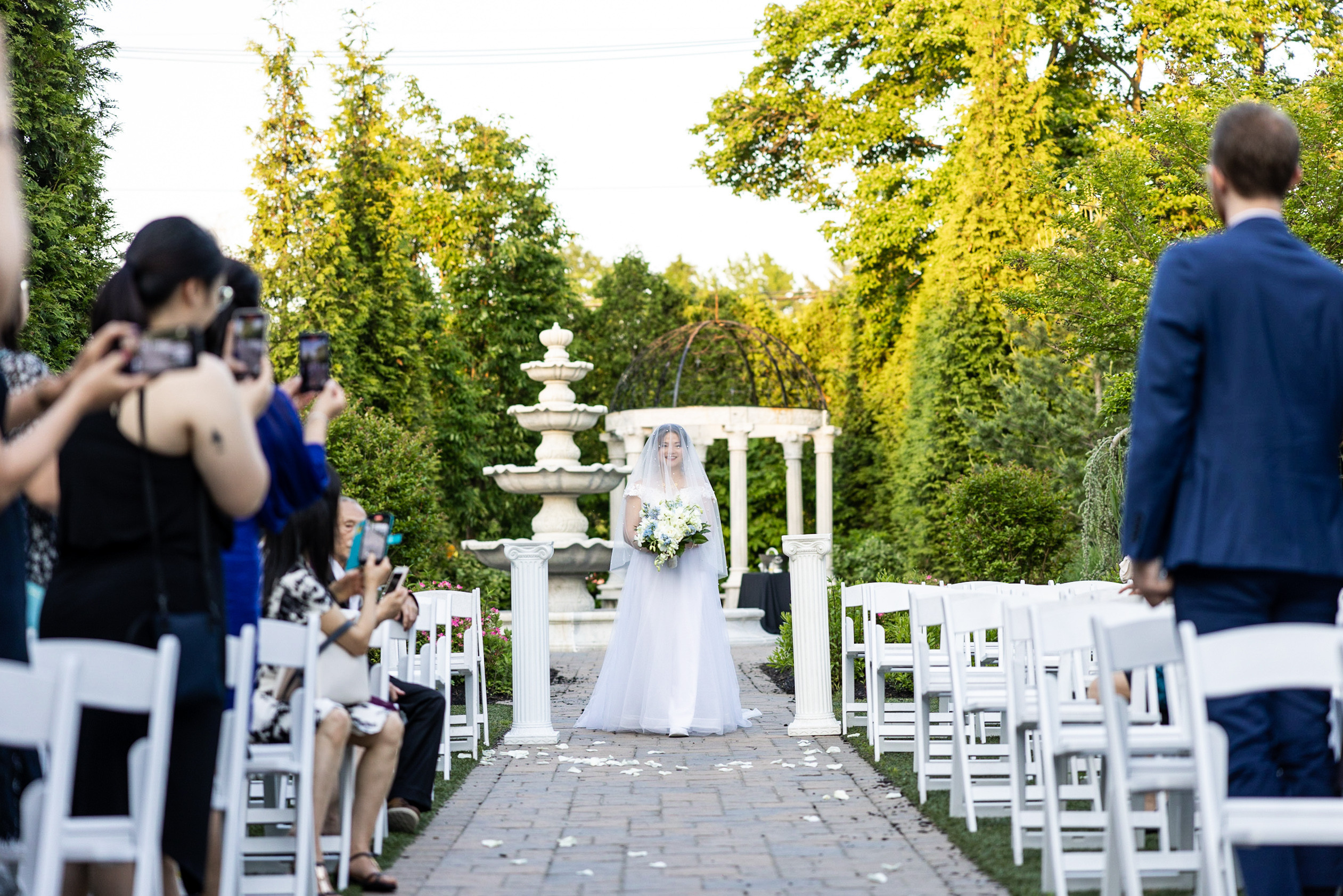 Karen and Edwin. Wedding and Event photography, Kisses + Veil