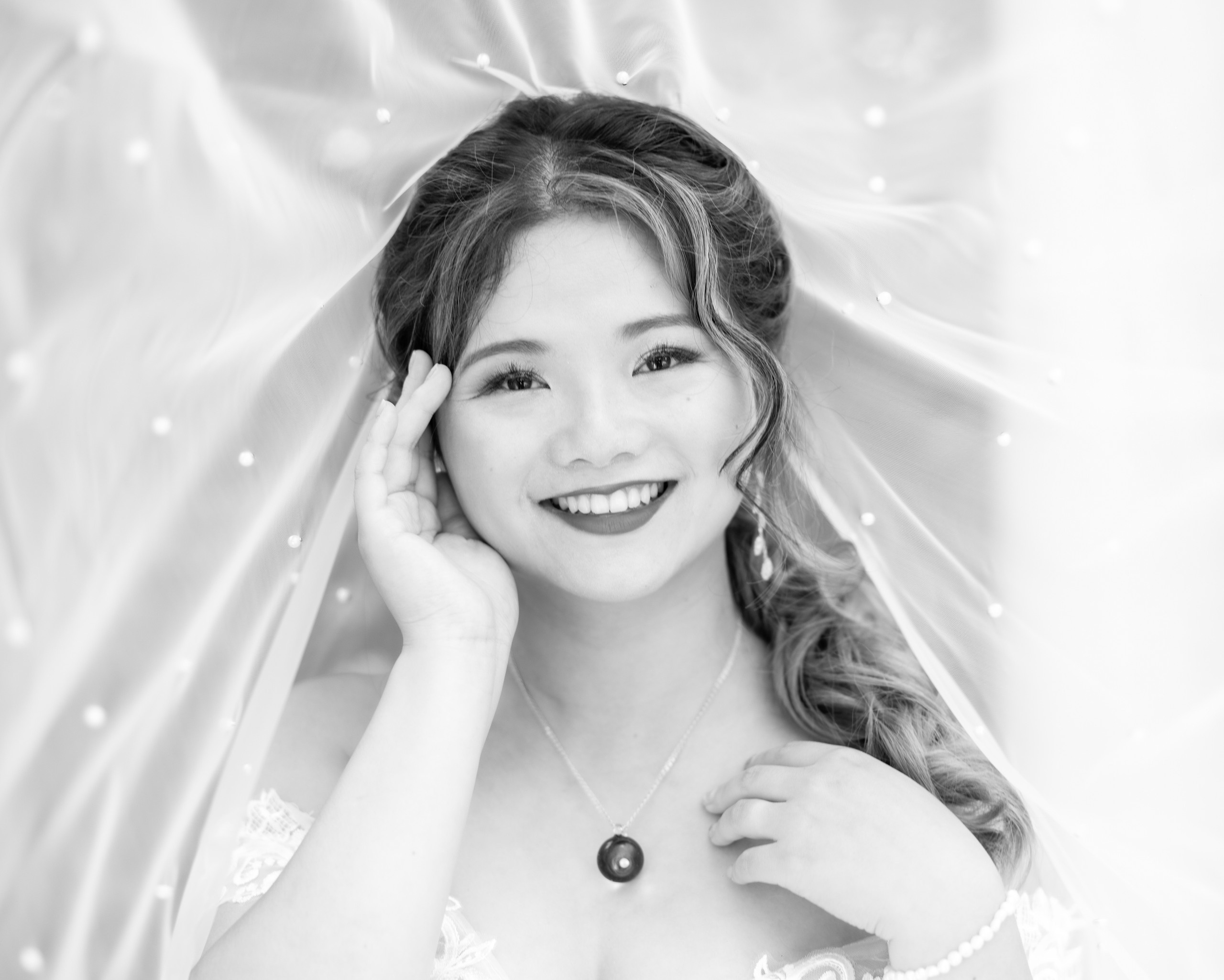 Karen and Edwin. Wedding and Event photography, Kisses + Veil