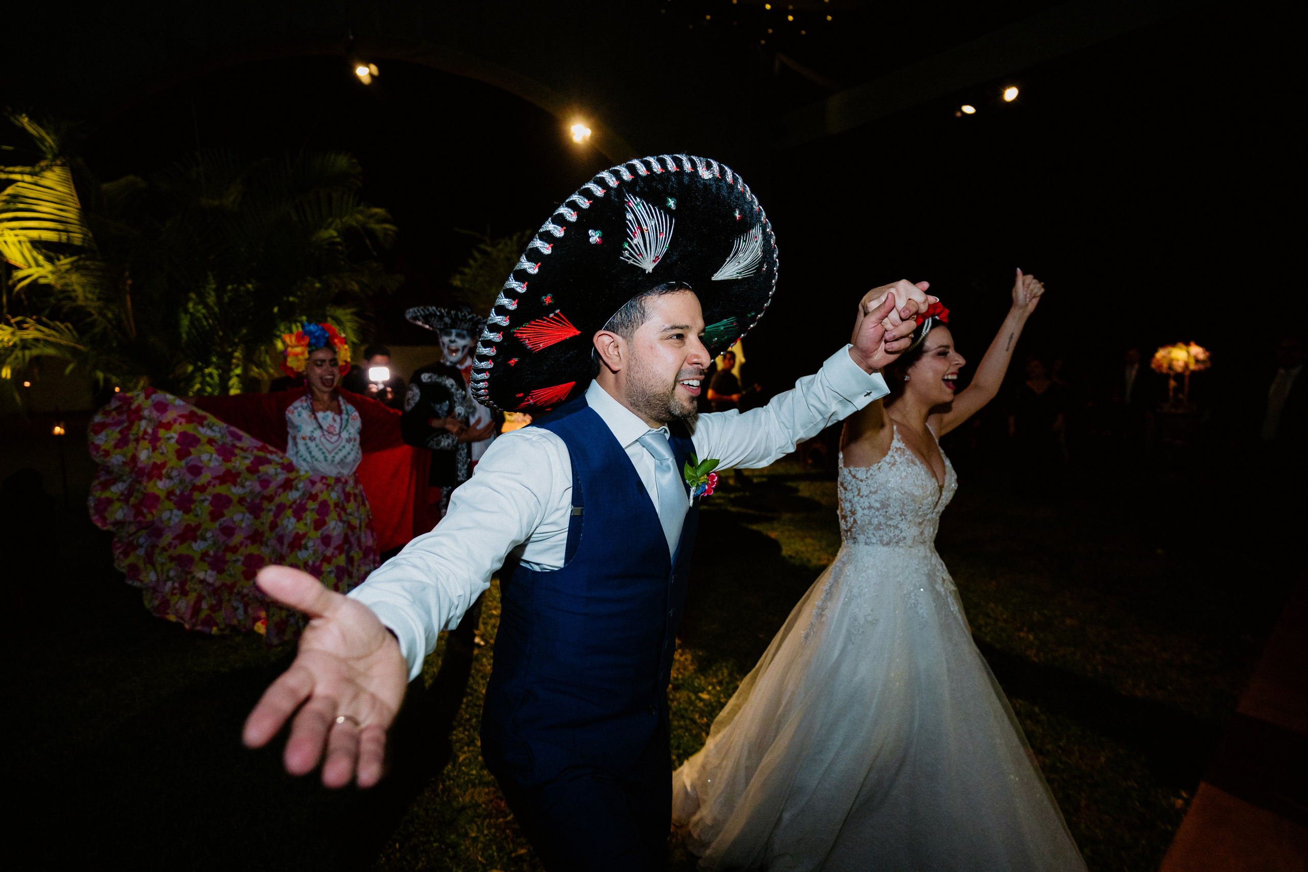 Un vistazo a la fiesta. Fotógrafo de Bodas en Lima | Ronhy Altamirano. Fotografía narrativa y cinematográfica para bodas, quinceañeras y eventos exclusivos