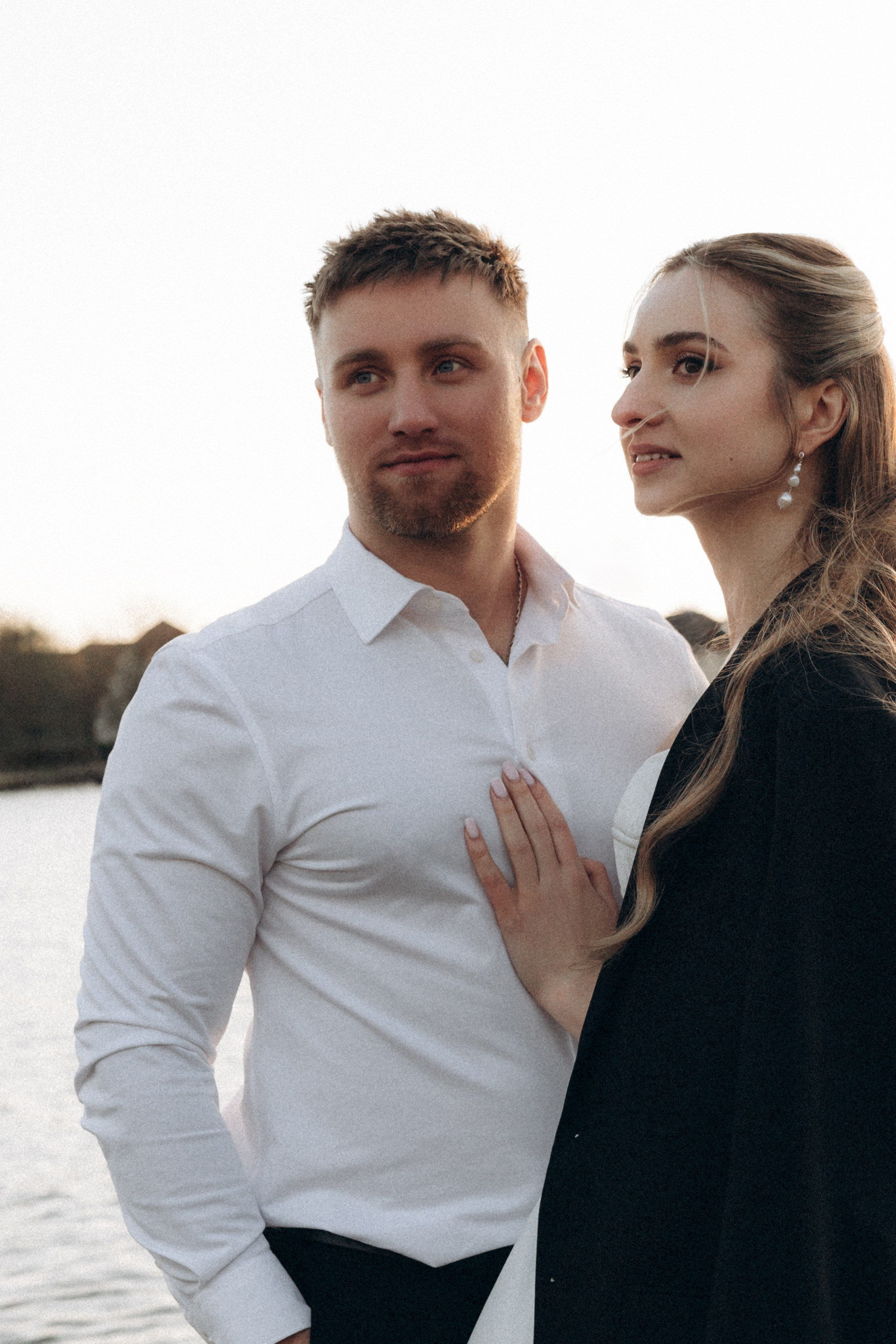 Portret panny młodej i pana młodego podczas sesji ślubnej