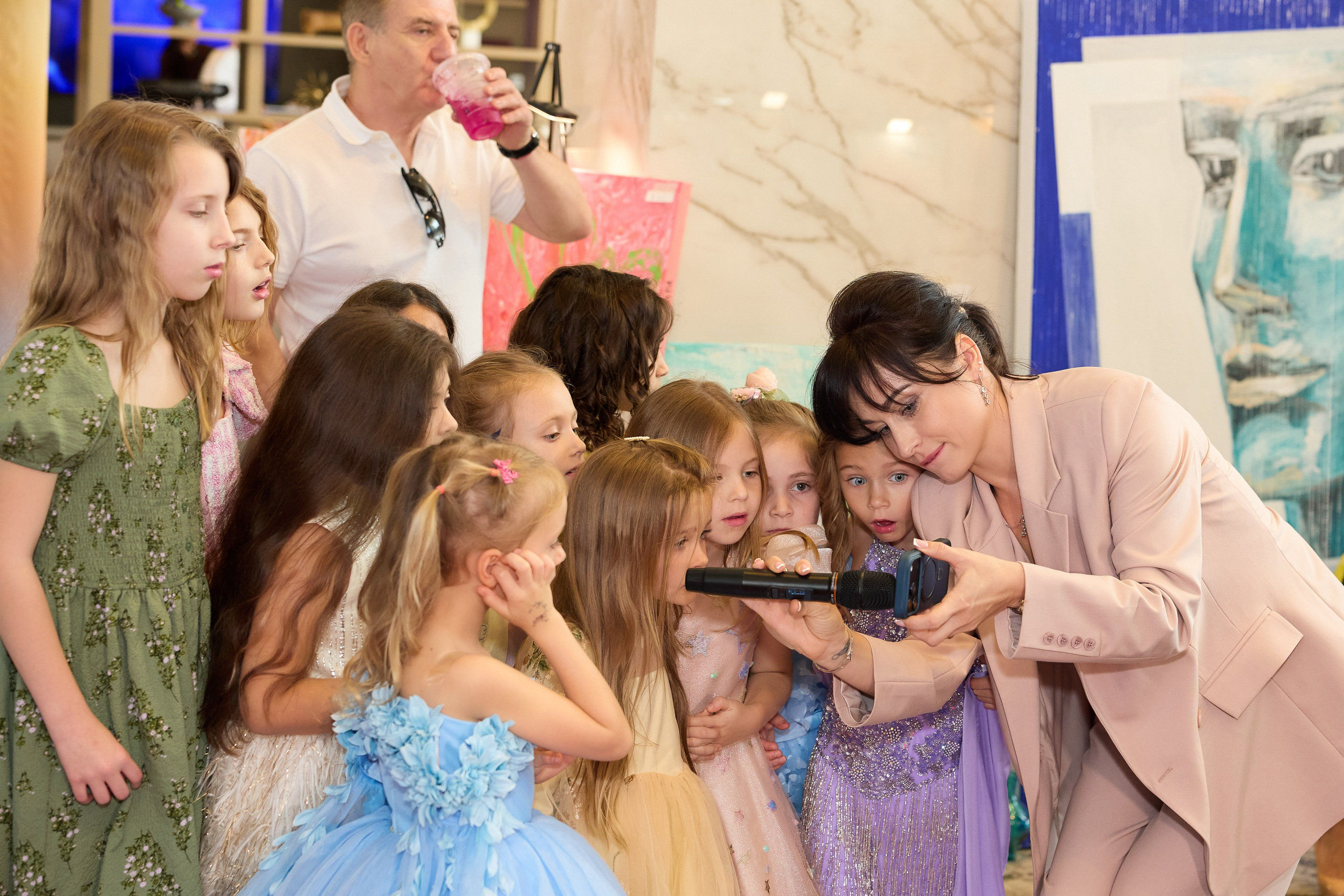 Авторская благотворительная художественная выставка Дианы Бортник. Фотограф Юлия Маковеева