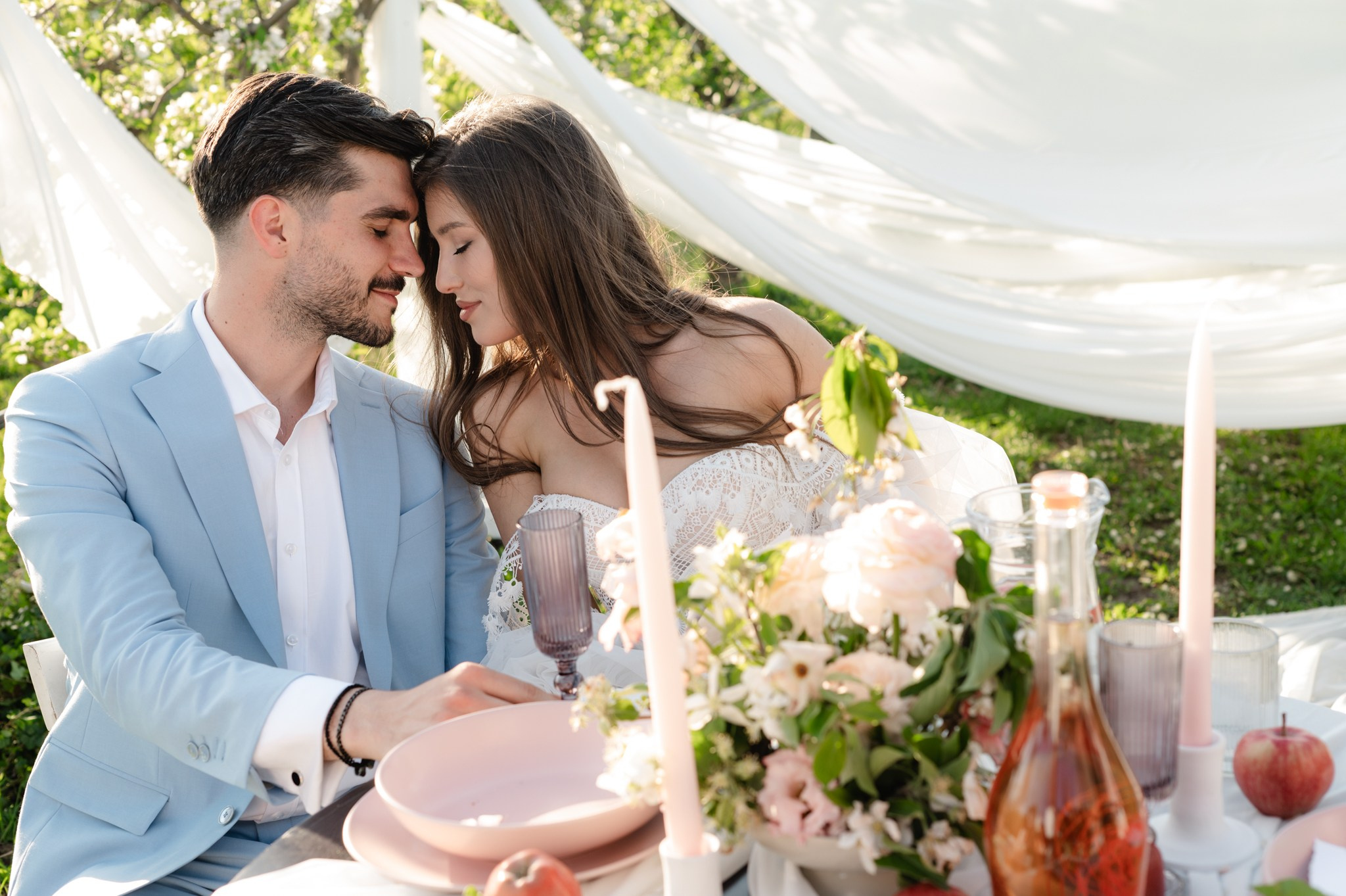 Ședință foto in livada înflorită , cuplu , îndrăgostiți, ședință foto save the date. Alexandra Hanu Photographer