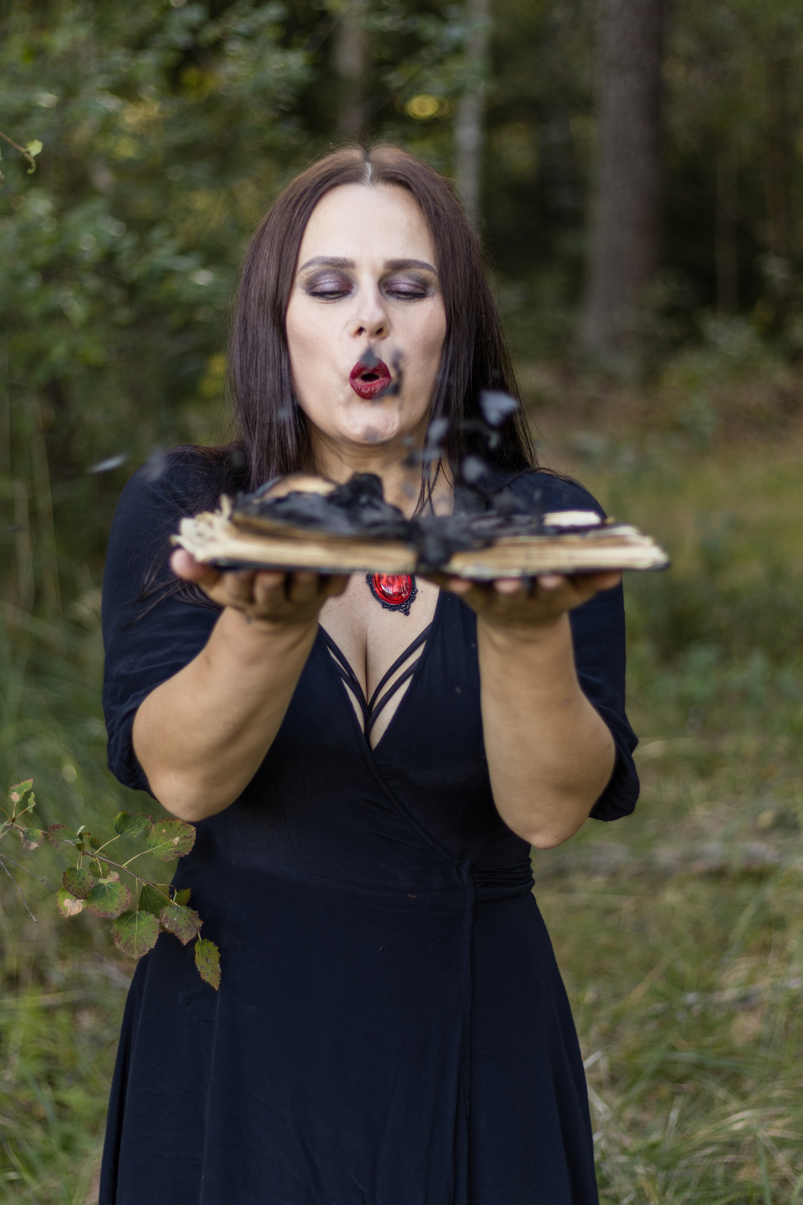 Фото с пеплом от книги