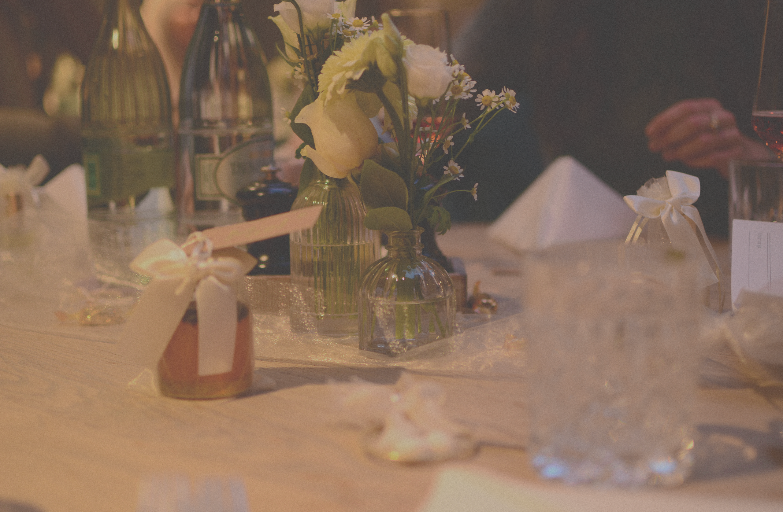 Hochzeitsfotos von einem dekorierten Tisch