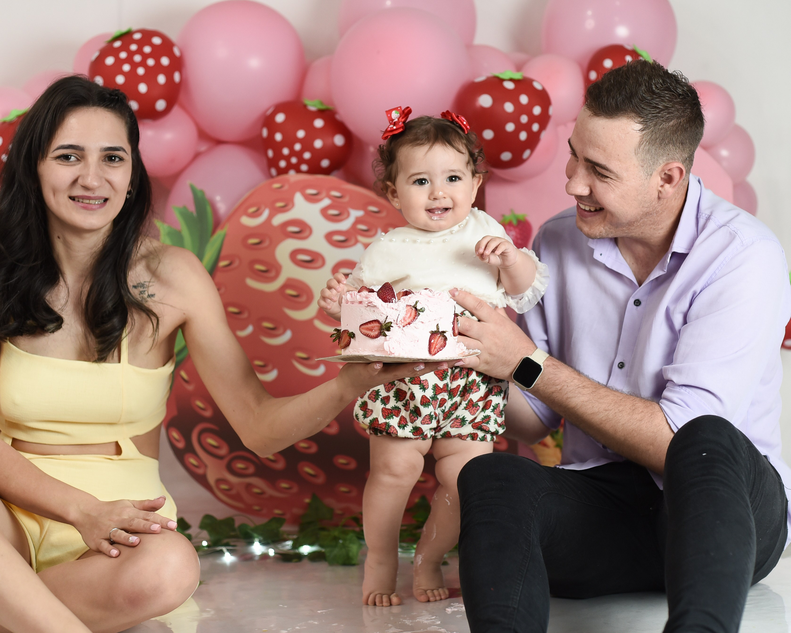Sesión 1er año de Rebeca. Temática: Frutillita + Mini Sesión Navideña. Fotografo de casamiento en misiones y fotógrafo de familia  Posadas