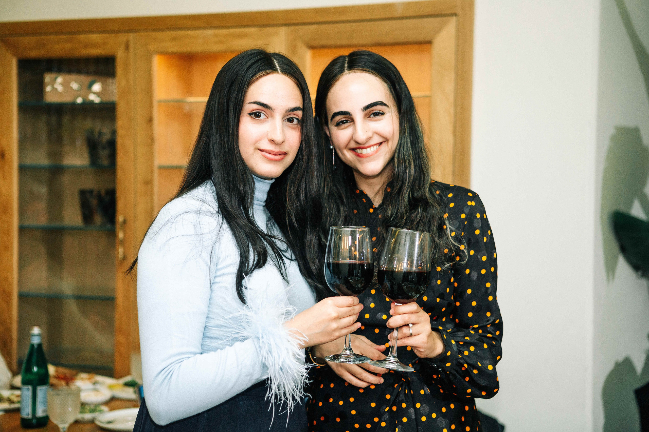 PARTY IN A RESTAURANT WITH THE WHOLE FAMILY. Https://shi-photo.com/