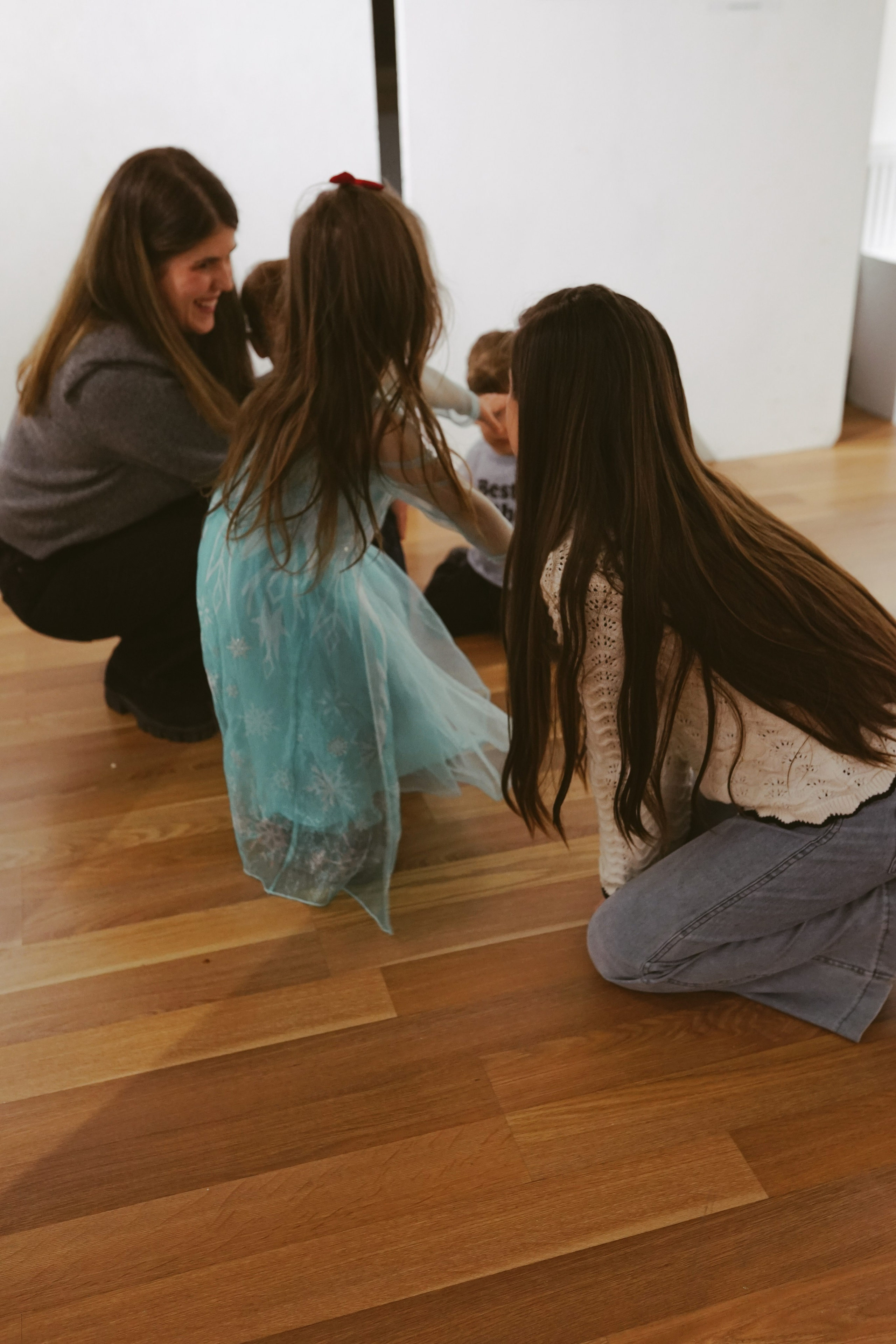 Expoziție Foto Maternitate Brașov | Mădălina Beda. Madalina Beda- Artist vizual, fotograf, doula la nastere, consultant babywearing Brasov si in toata tara