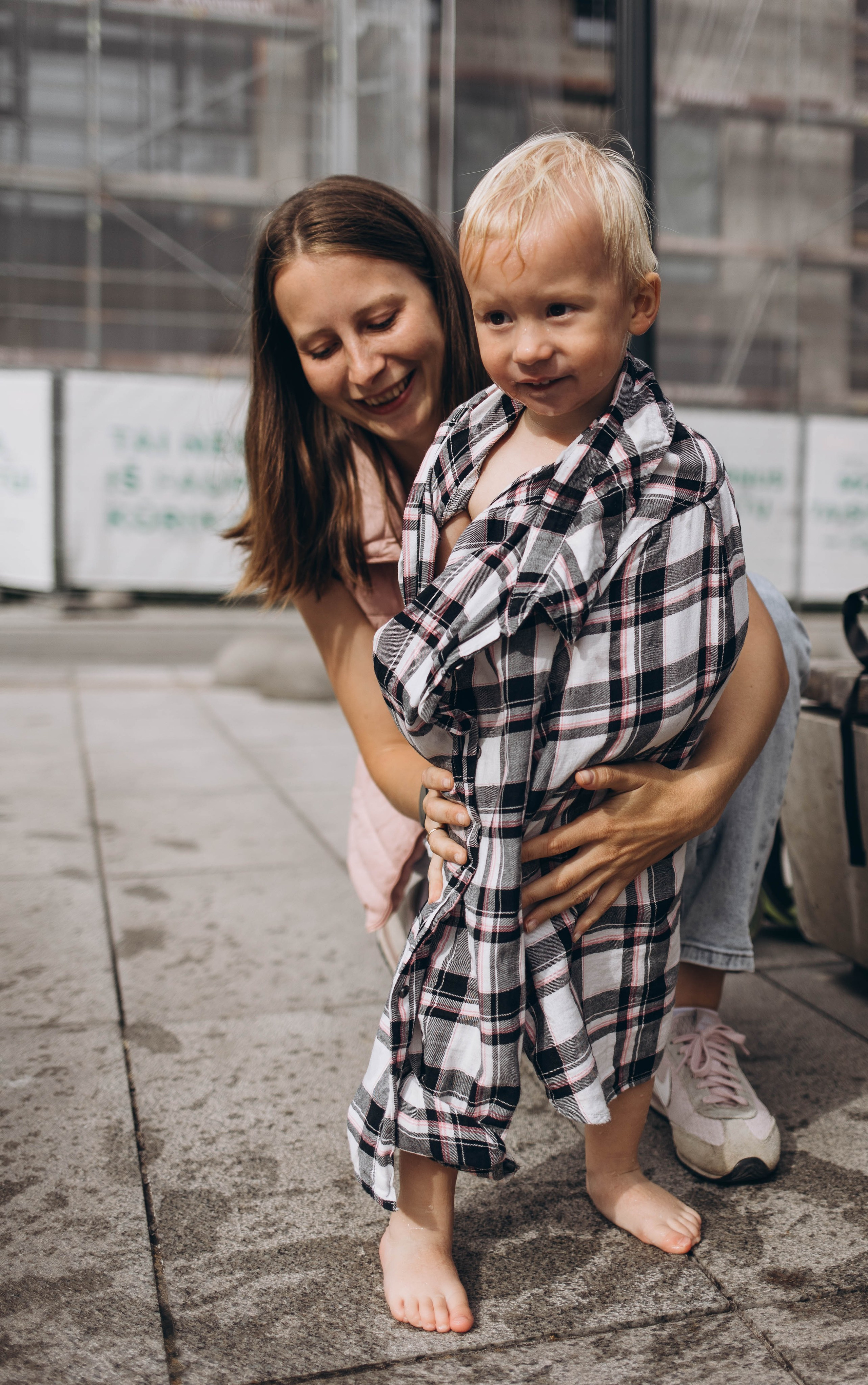 Along the streets of Vilnius in lifestyle style. Family photographer in Vilnuis Svetlana Naumova