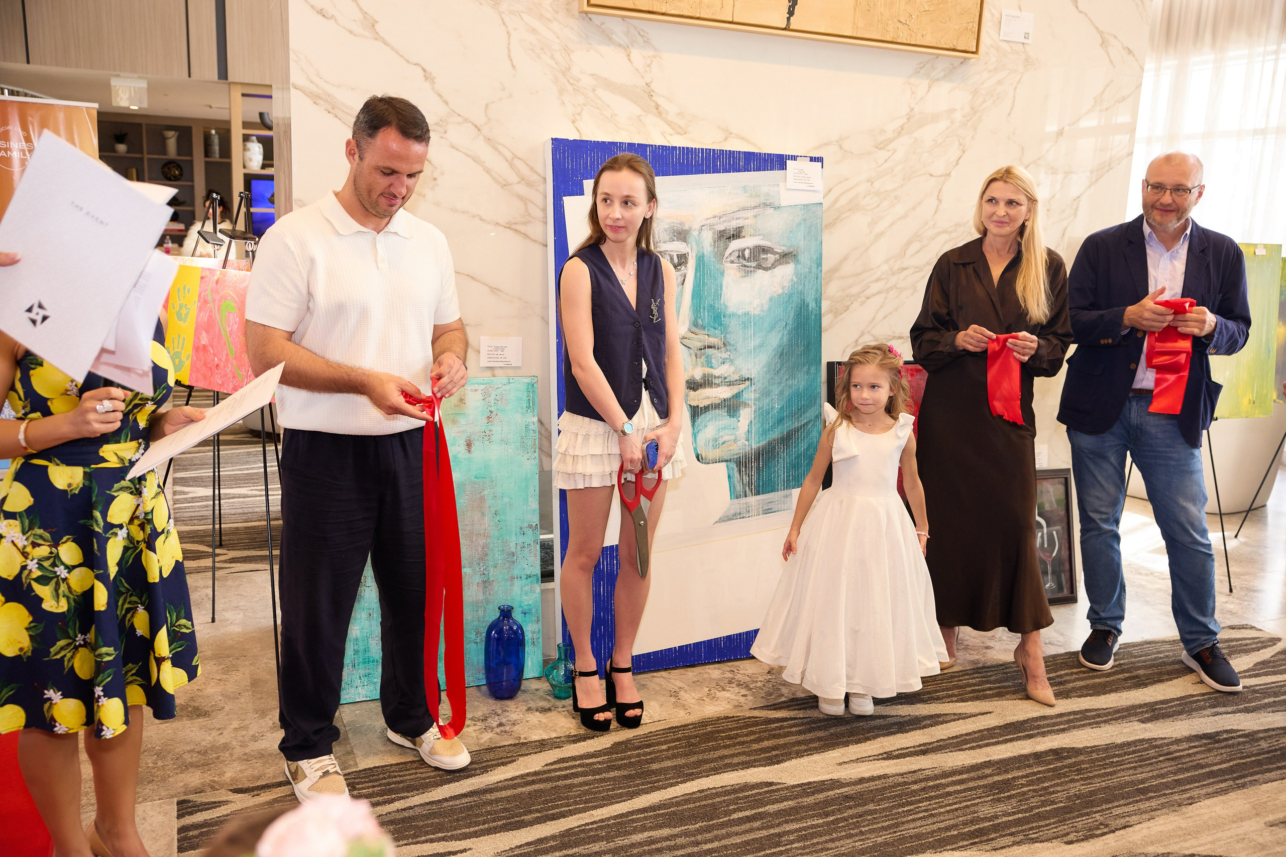 Авторская благотворительная художественная выставка Дианы Бортник. Фотограф Юлия Маковеева