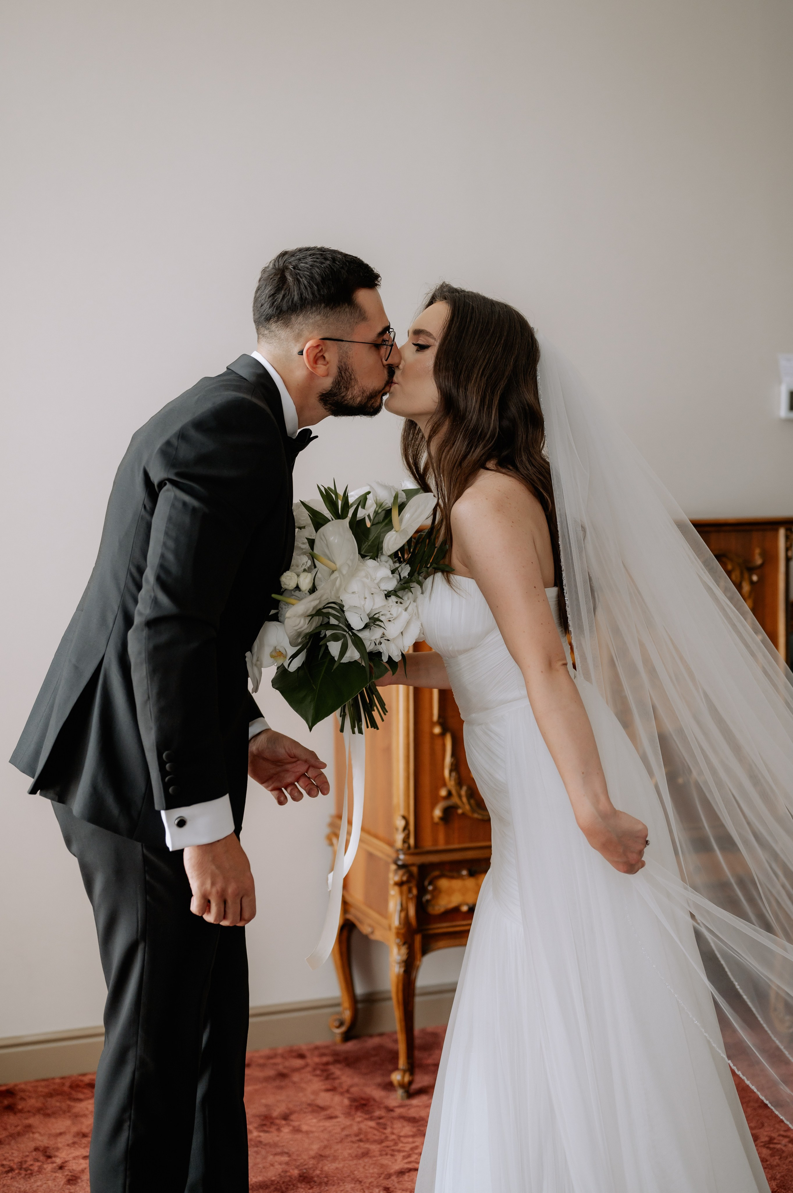 Cununie civila in aer liber , artificii de zi colorate , decor nunta , nunta la Hotel Traian. Proud Vision Weddings | Wedding Photography & Film — Servicii profesionale Foto Video Nunta Iasi