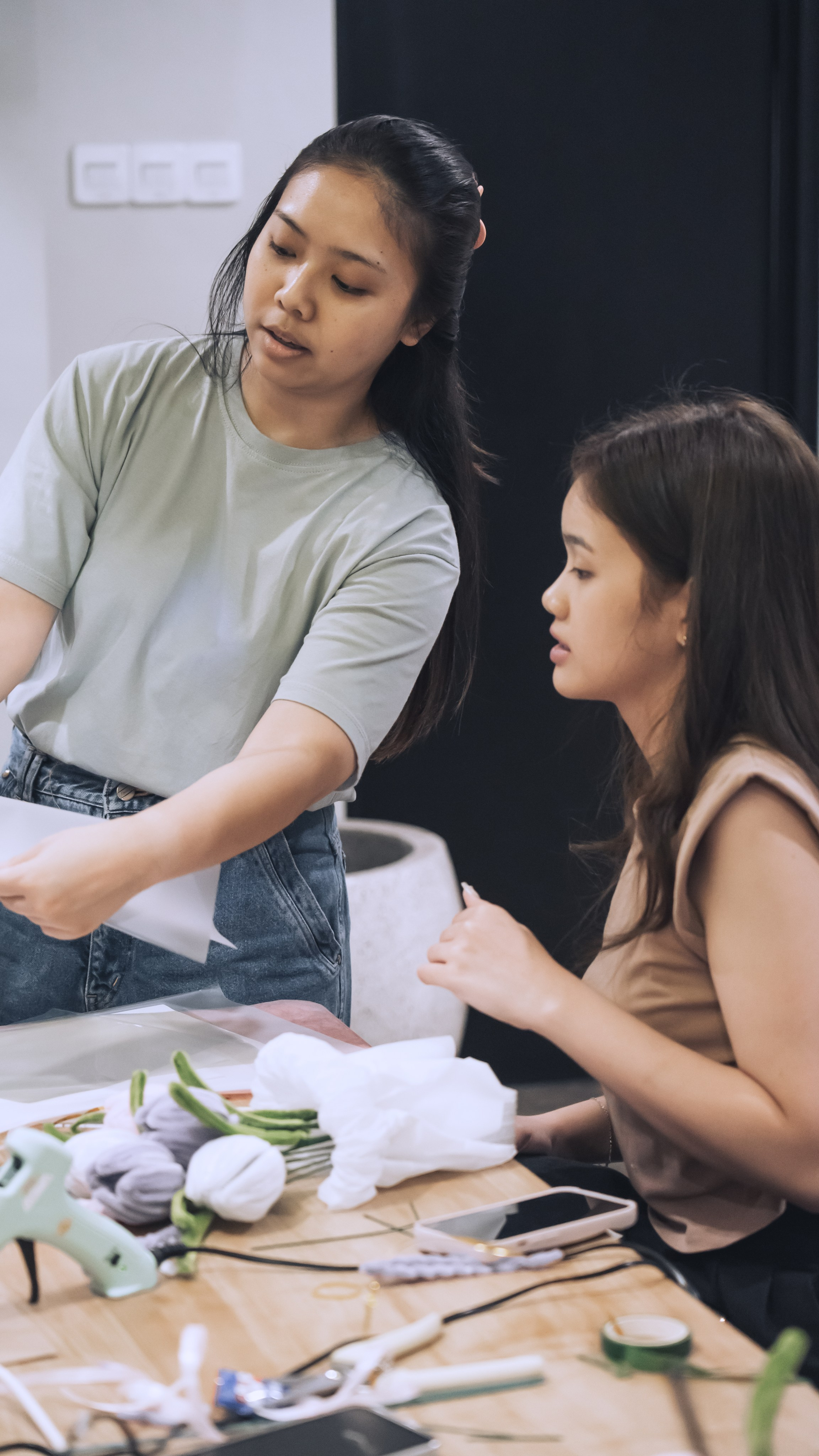 Pipe Cleaner Flower Workshop. Aro Salaka Event Photography