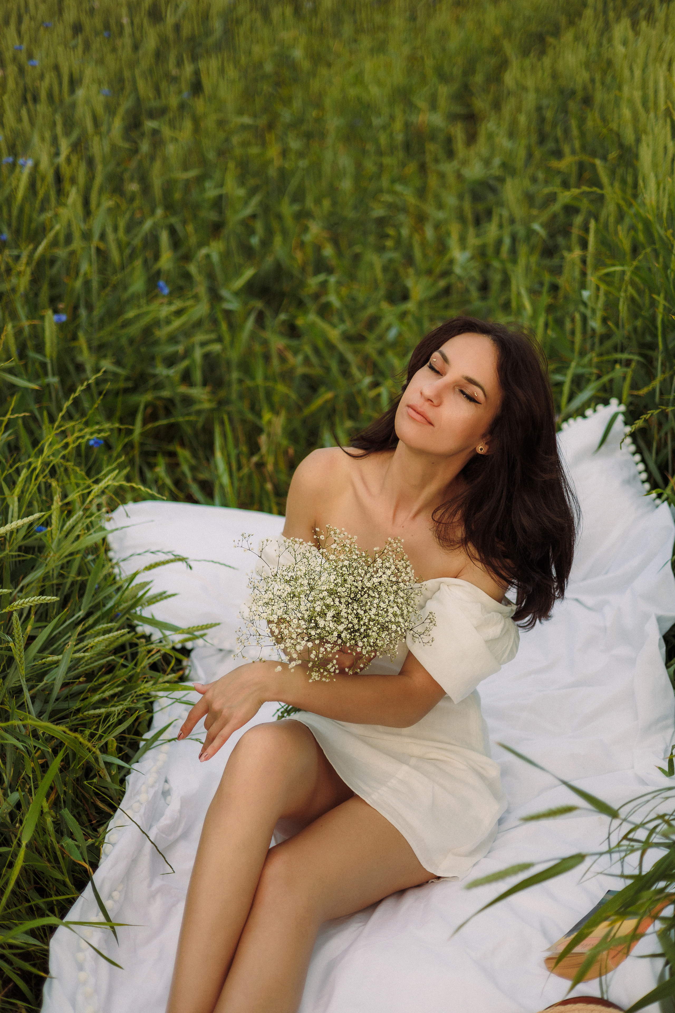 Golden Fields. Outdoor Portraits at Sunset | Feminine, Natural & Dreamy. Kristina Kozheltsova- Soulful Portrait&Lifestyle&Love Story Photographer in Leipzig, Germany