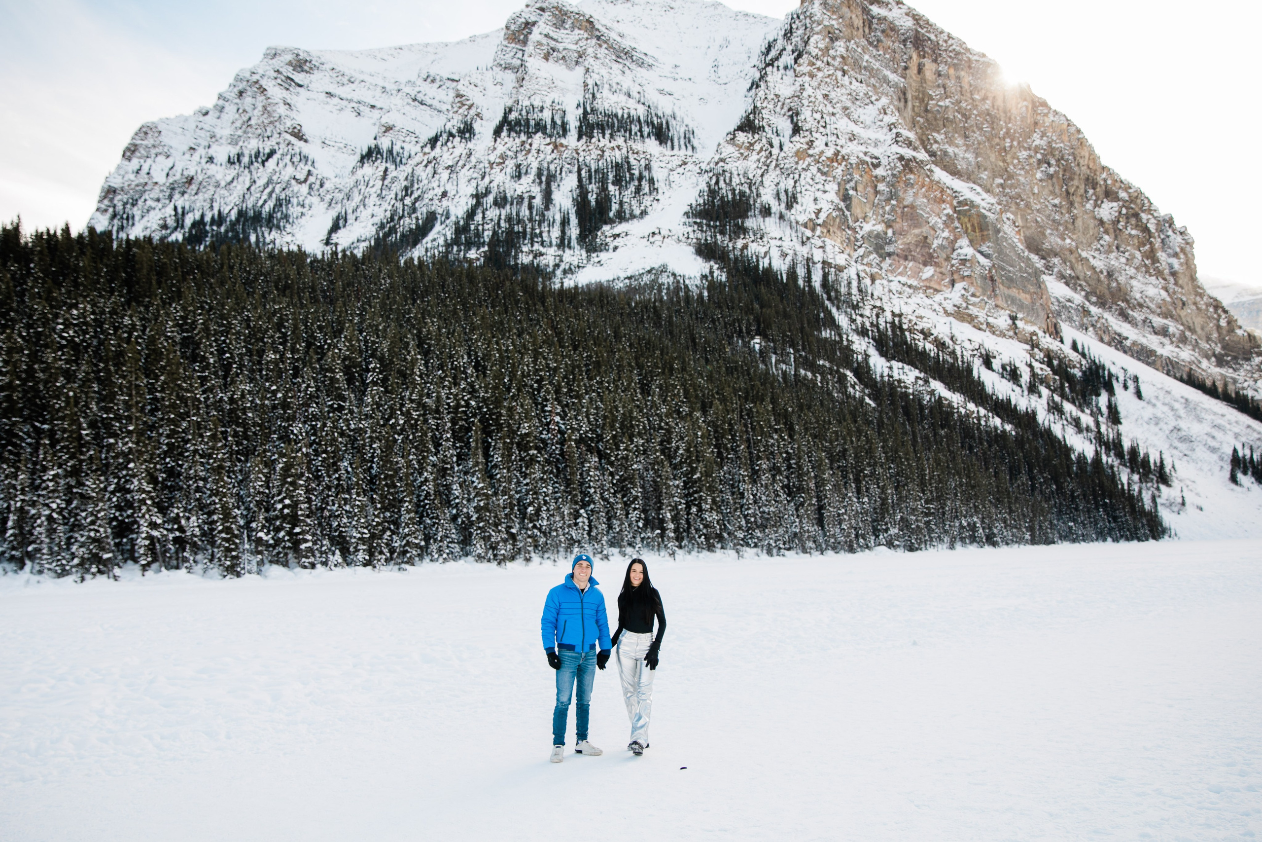 A & M — Lake Louise Engagement. Fotografía accesible en Calgary