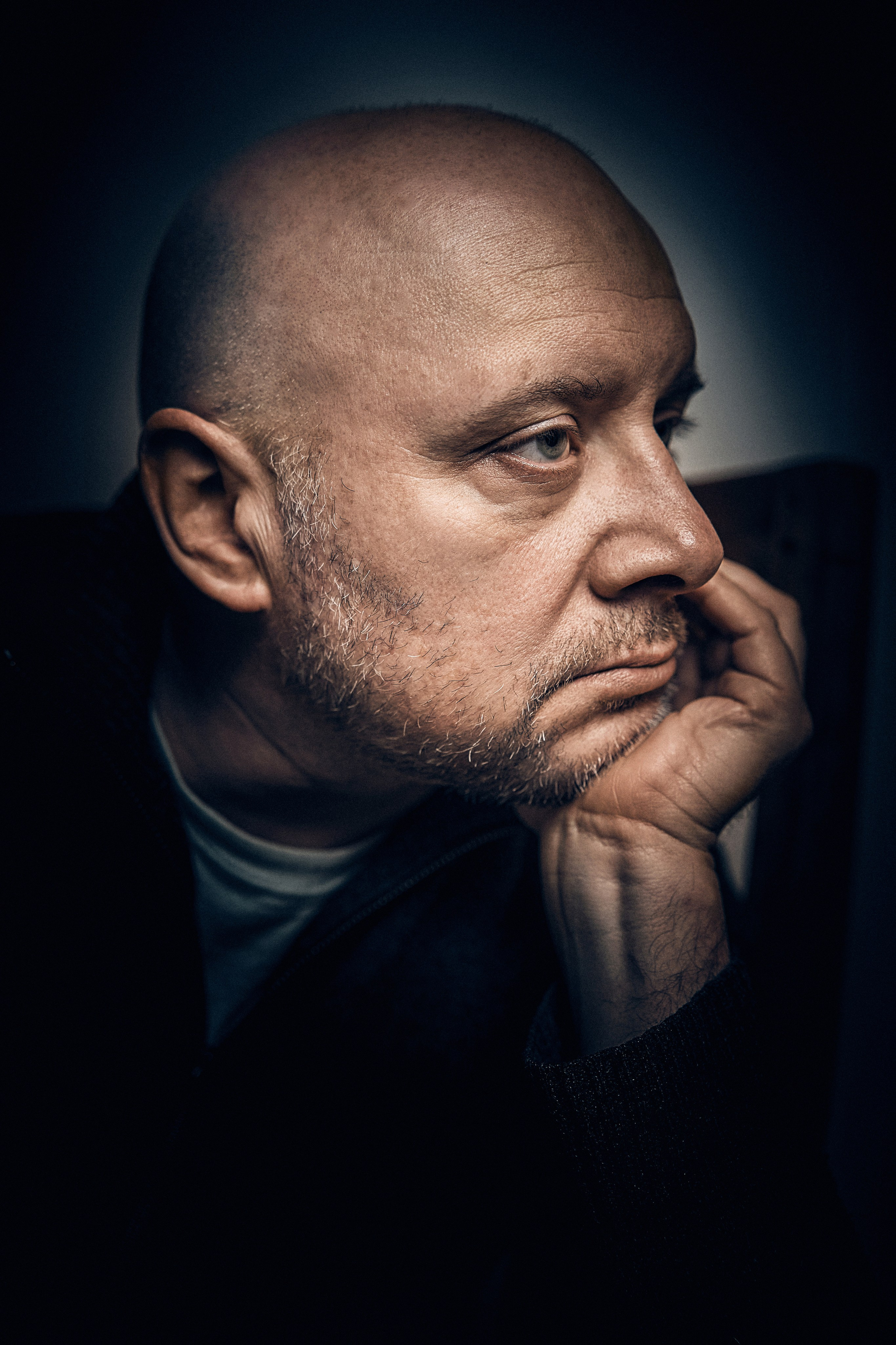 Portret Malarza - Simeon Genew - Portrety w studio - Fotograf i wideograf Andriej Szypiłow