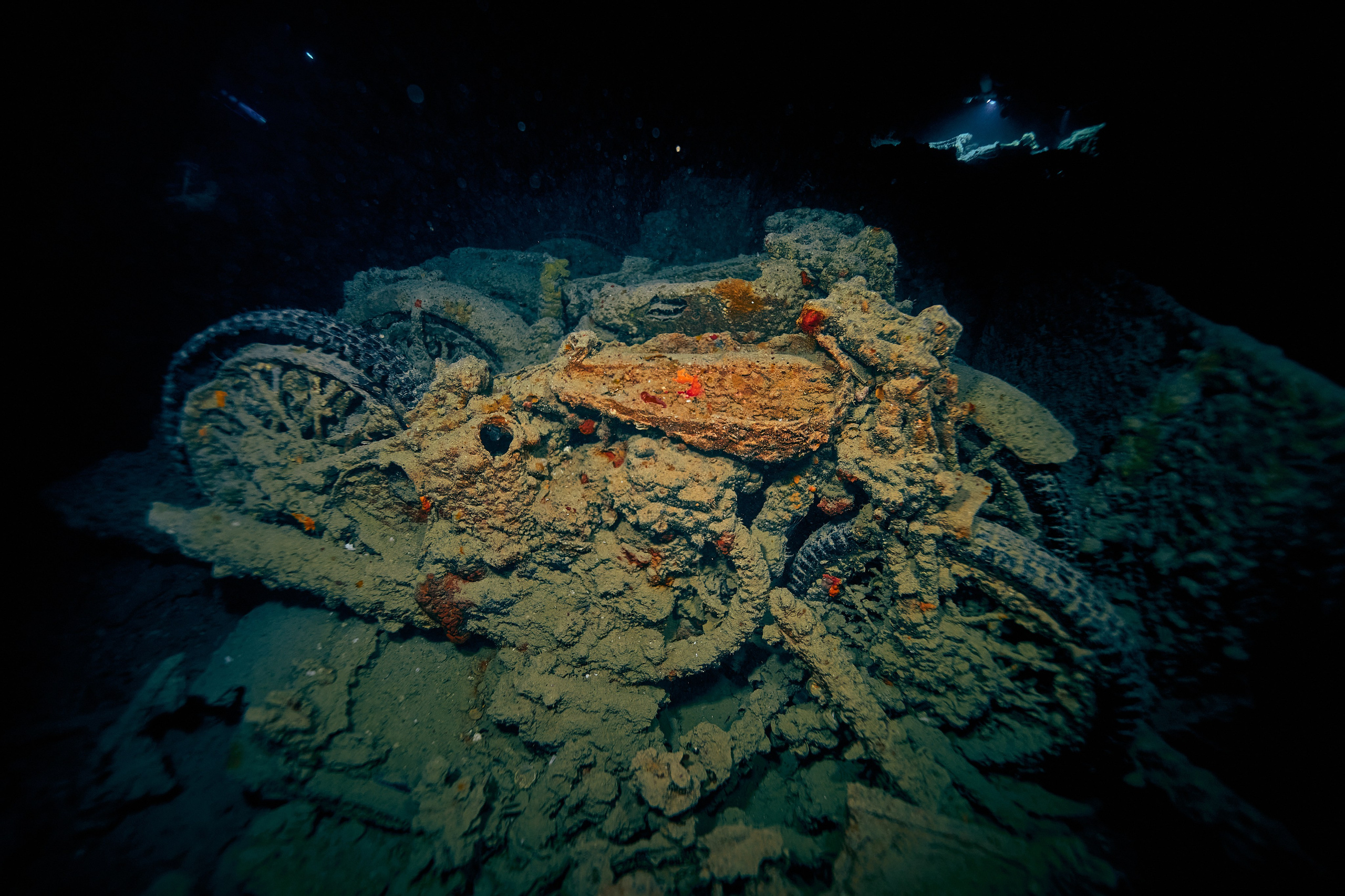 Underwater photographer Andriej Szypilow - photos of the mysterious SS Thistlegorm - sunken ship in the red sea