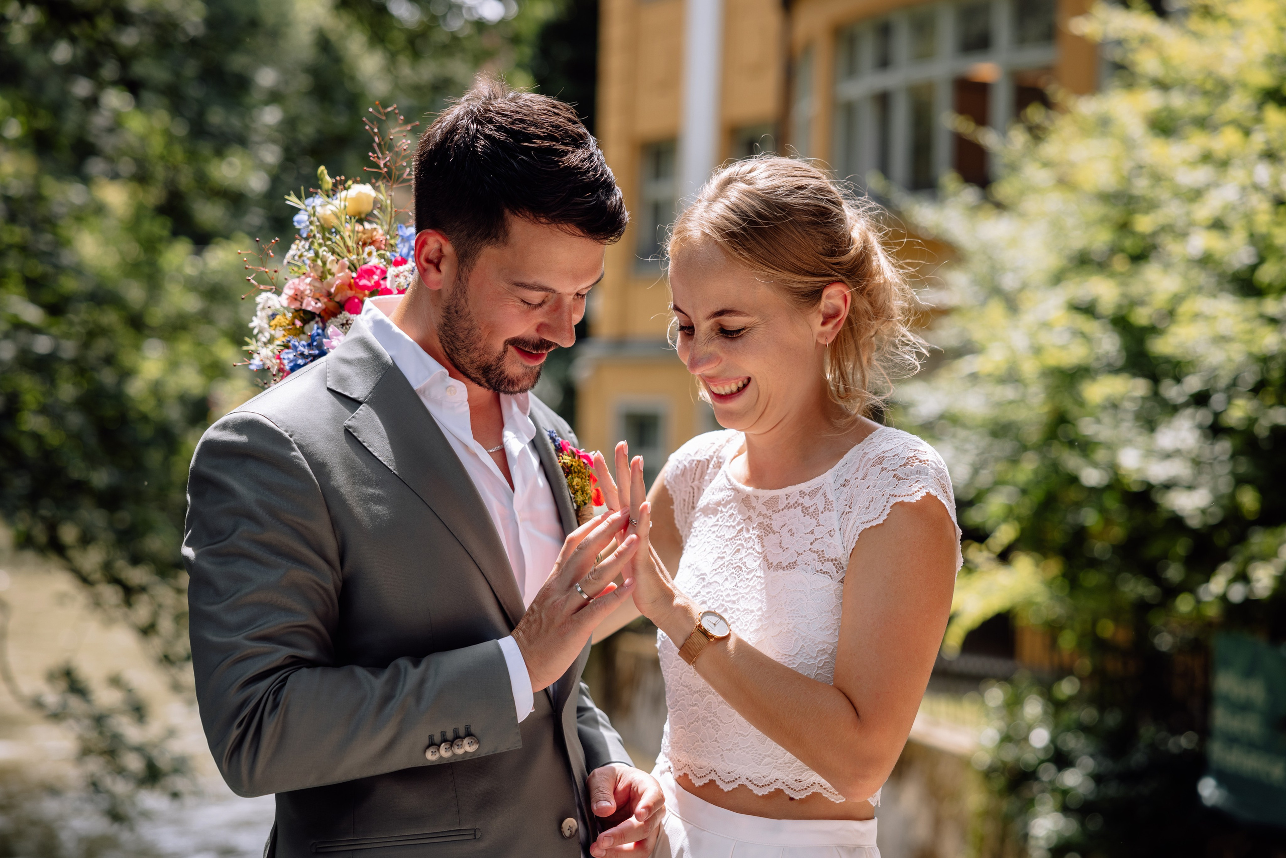 Sommerliche Hochzeitsfotos im Standesamt Mandlstraße & Schwabing. Hochzeitsfotograf München Taufe Familienfotograf Tanja Mauke