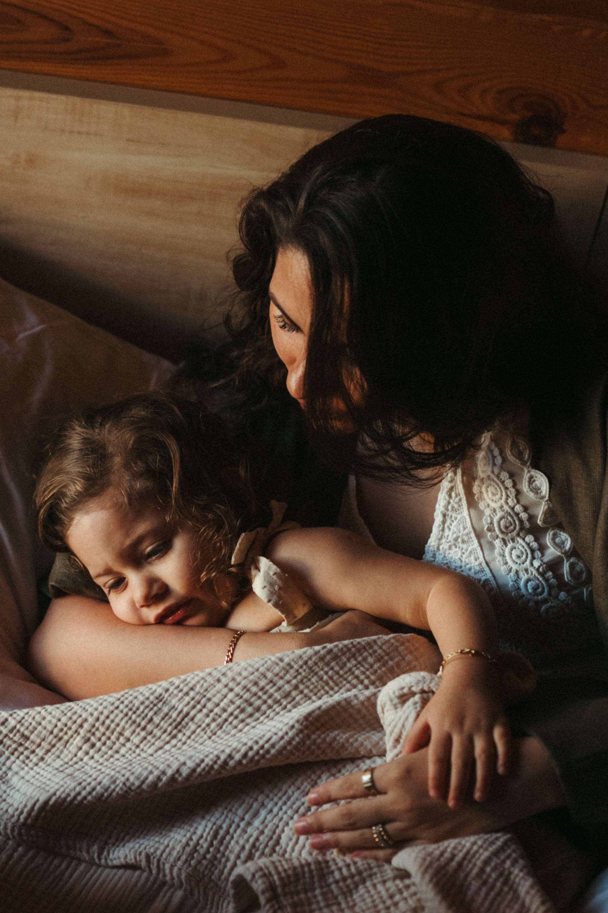 Amnah with daughters. Family photographer in Saudi Arabia